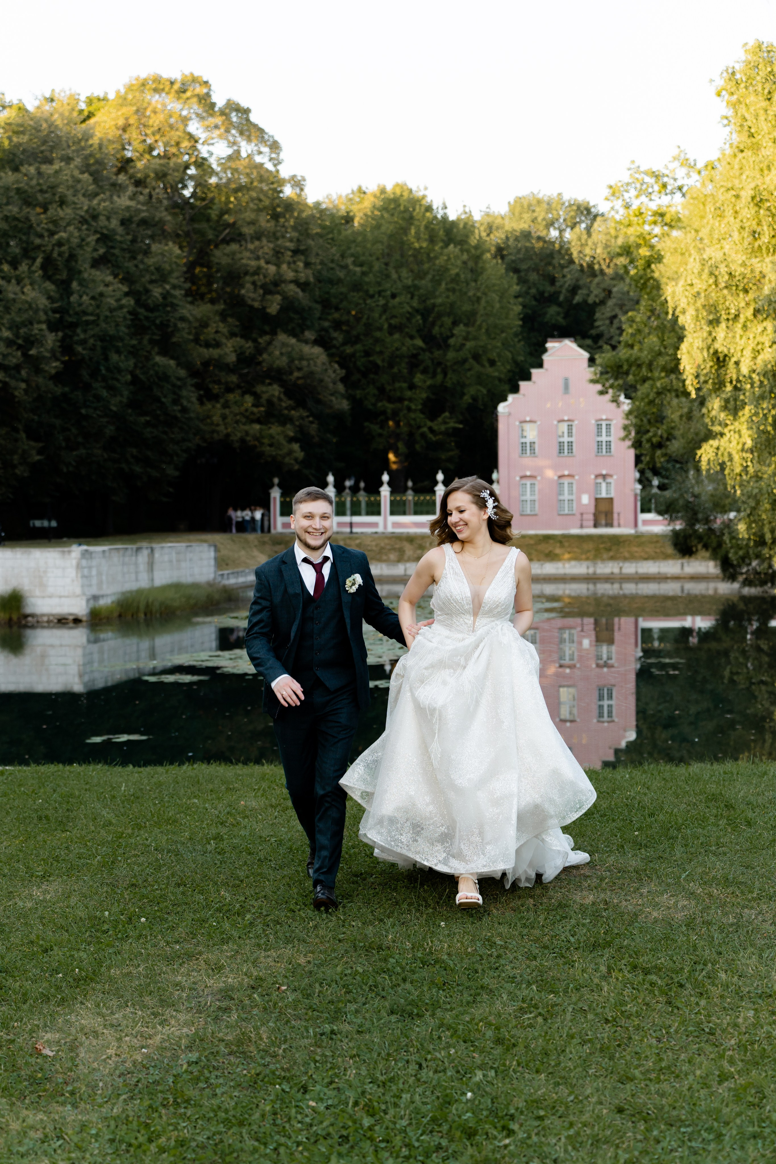 Жених с невестой бегут. Свадебная фотосессия Москва
