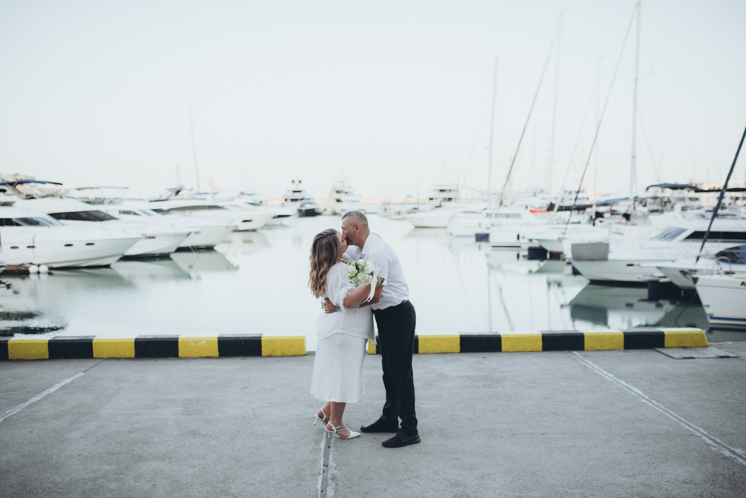 Свадебная фотосессия в морском порту Сочи на рассвете. Фотограф в Сочи — Маргарита Поганова