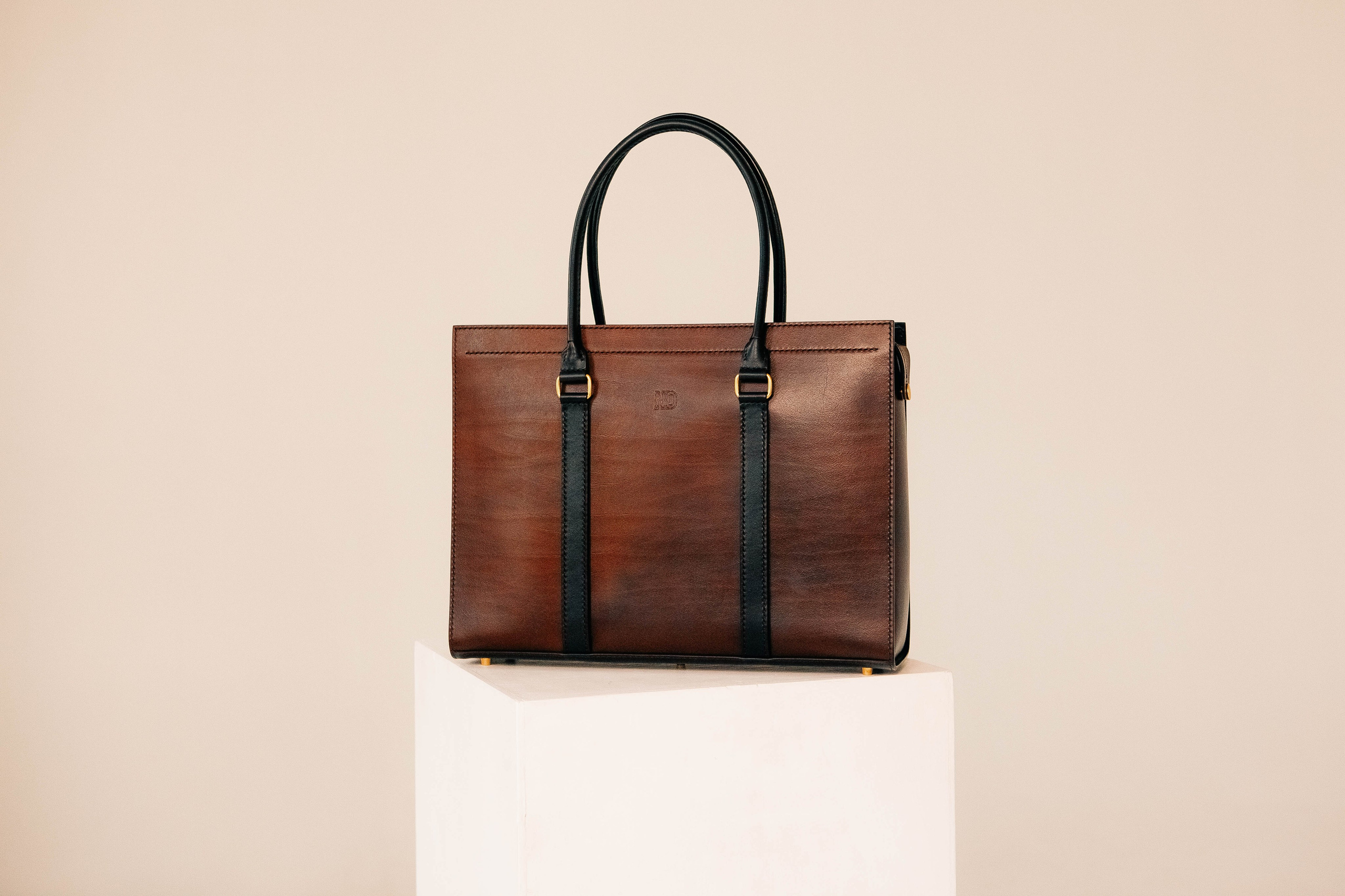 Анна Гречаная и изделие Дана Настаса 💼. Фотограф Ольга Крукле