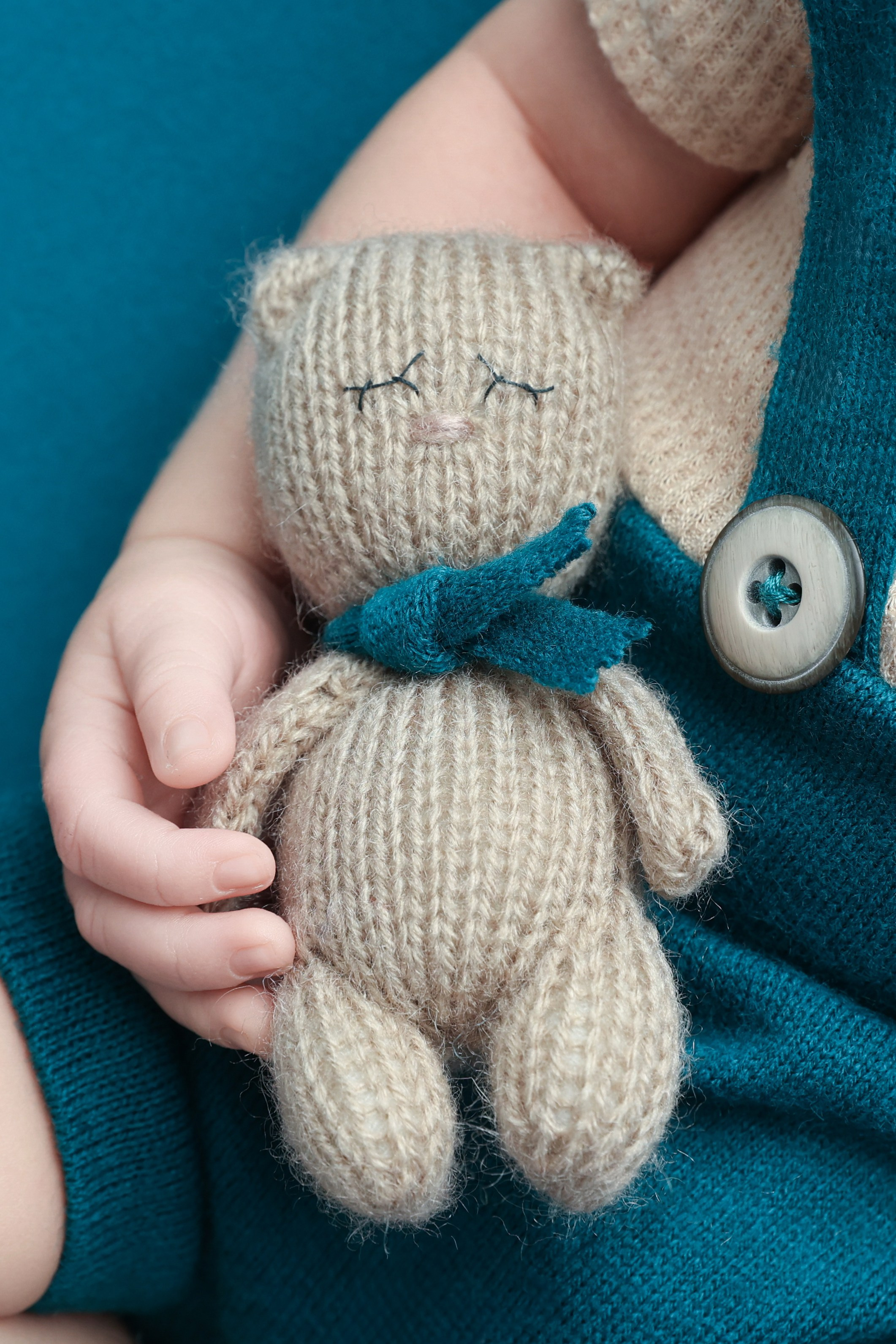 Максим. Здравствуйте, меня зовут Яна Страшкевич. Я фотограф новорождённых из Санкт-Петербурга