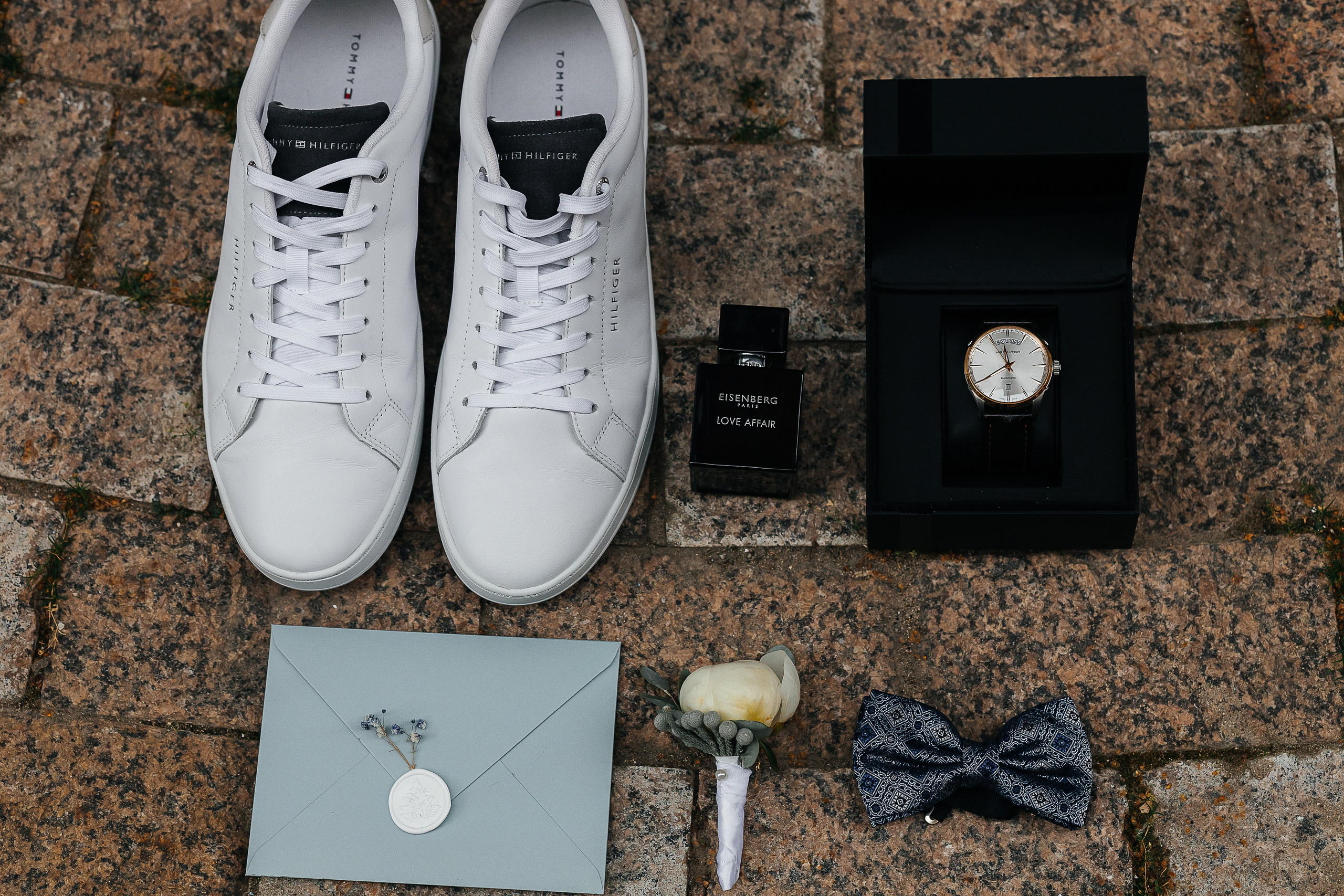 Трогательная выездная церемония в уютном дворике отеля. Олег Сверчков | Свадебный фотограф Вологда