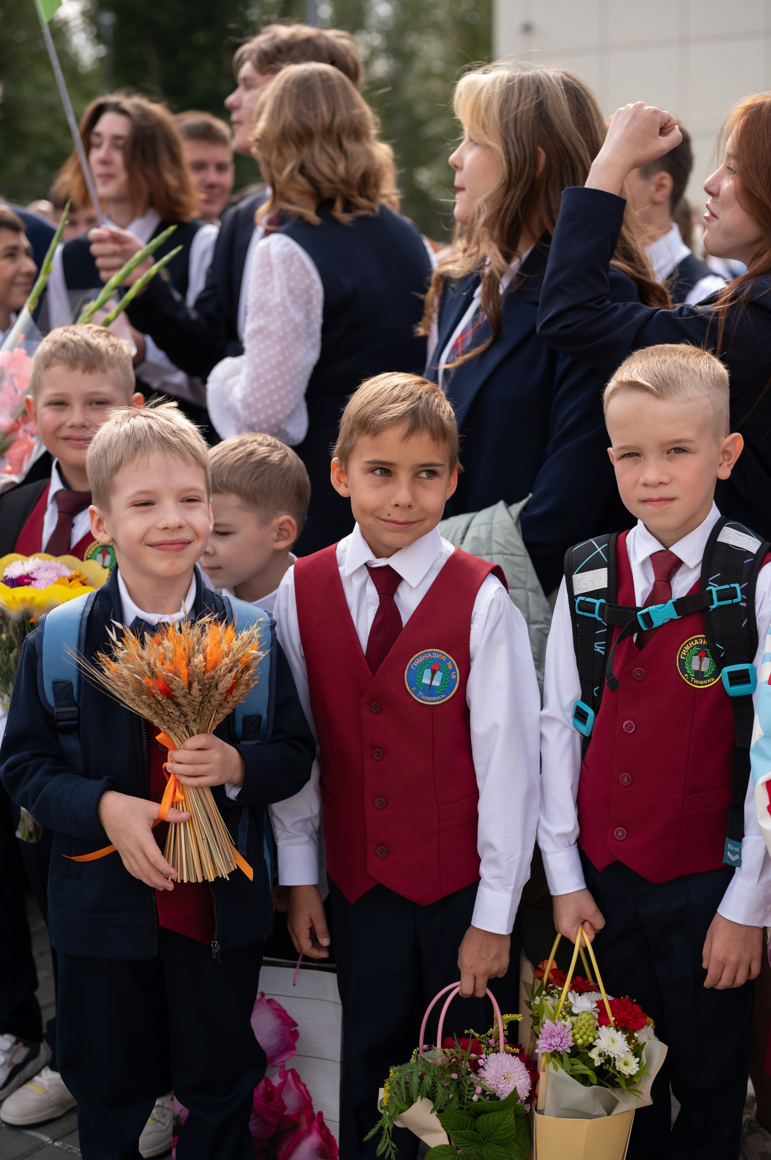 1 сентября 16 гимназия 2 класс (линейка + в классе+ на улице). Фотограф новорожденных, семейный детский в Тюмени Татьяна Морозова