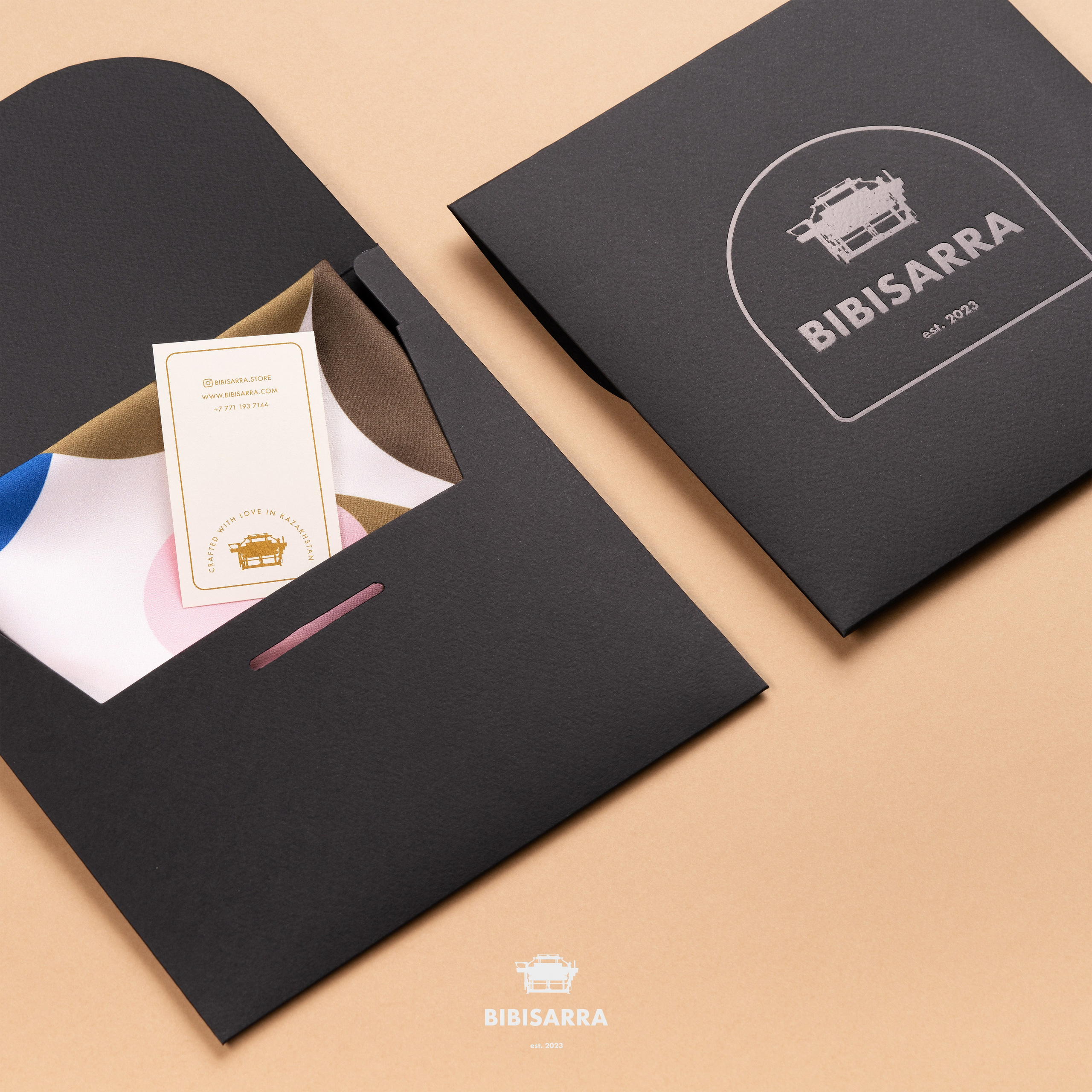 Шёлковый платок BIBISARRA в сложенной форме, fashion-фотосъёмка Алматы, фотограф Ринат Каримов. Профессиональная съёмка для брендов.