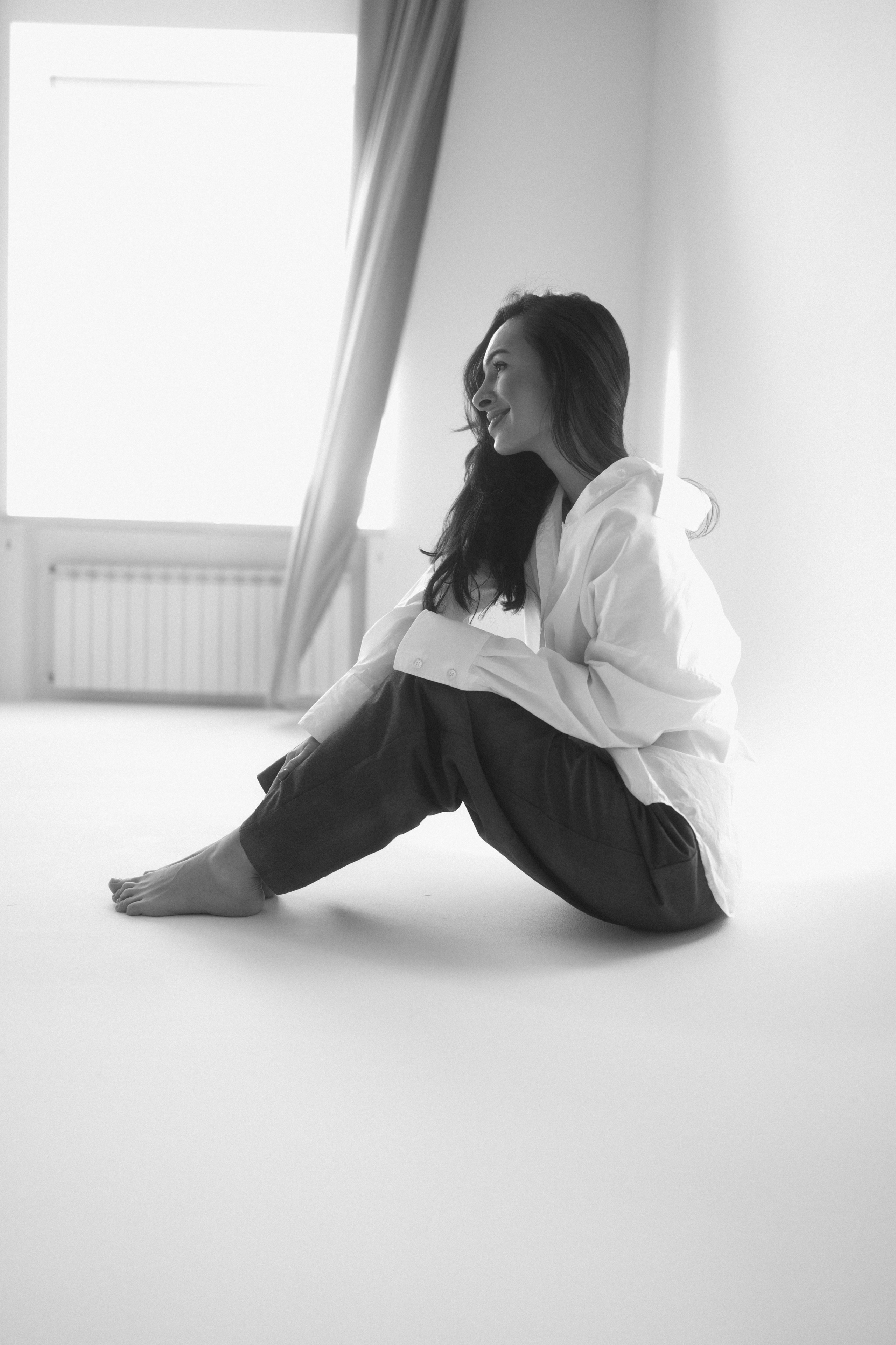 Женская портретная чб фотосессия в студии на циклораме в Казани