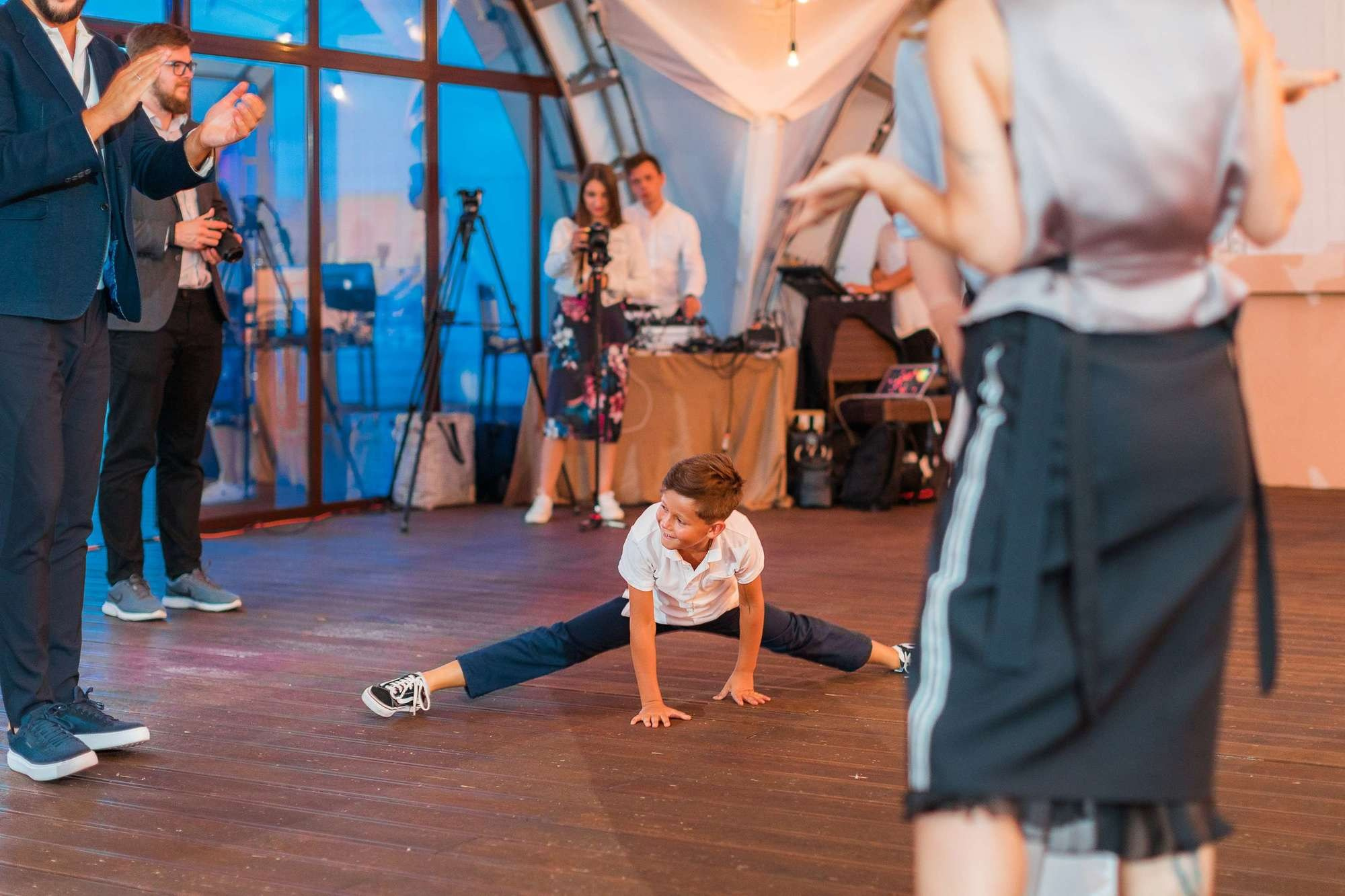 Парень садится на шпагат на свадьбе