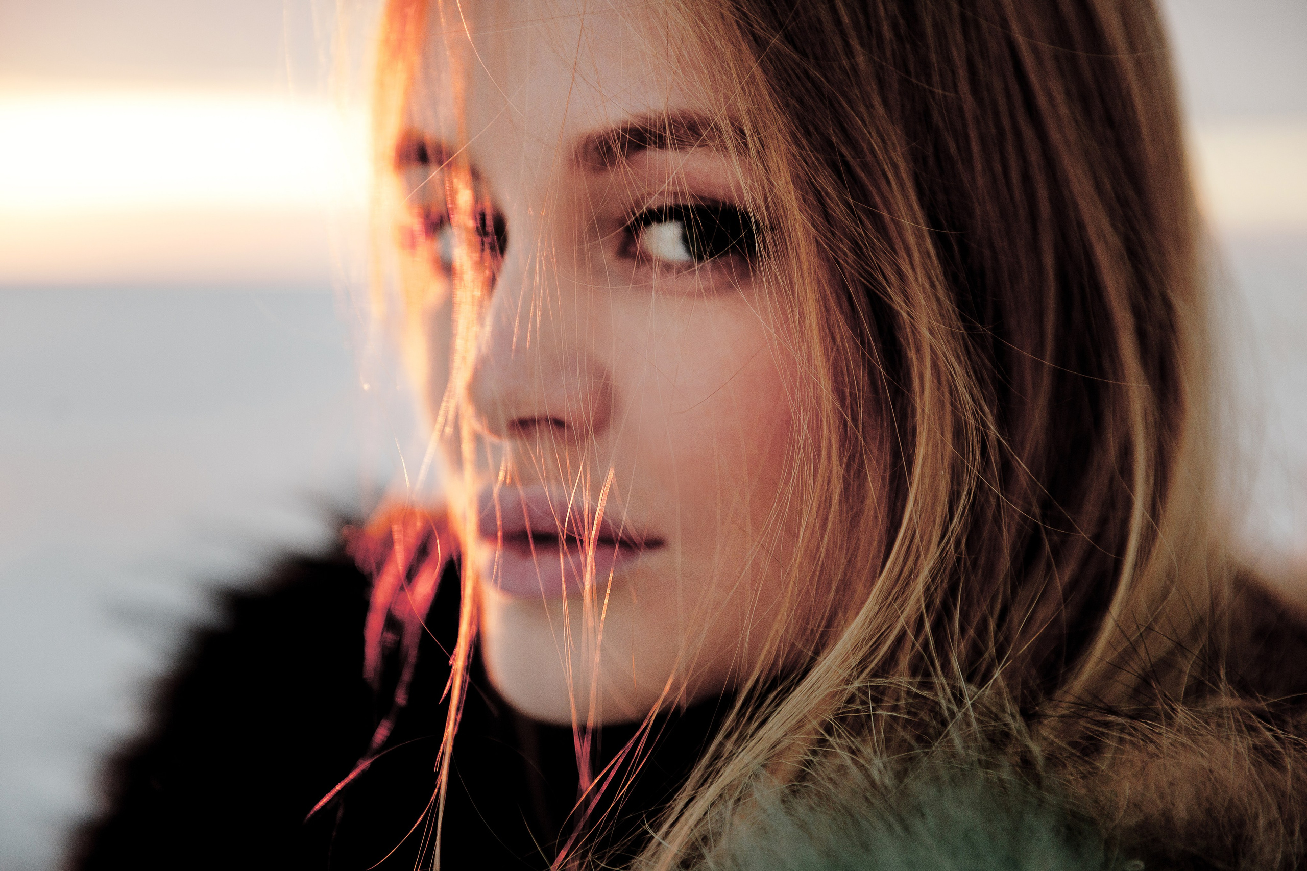 Девушка на берегу Финского залива на закате портрет