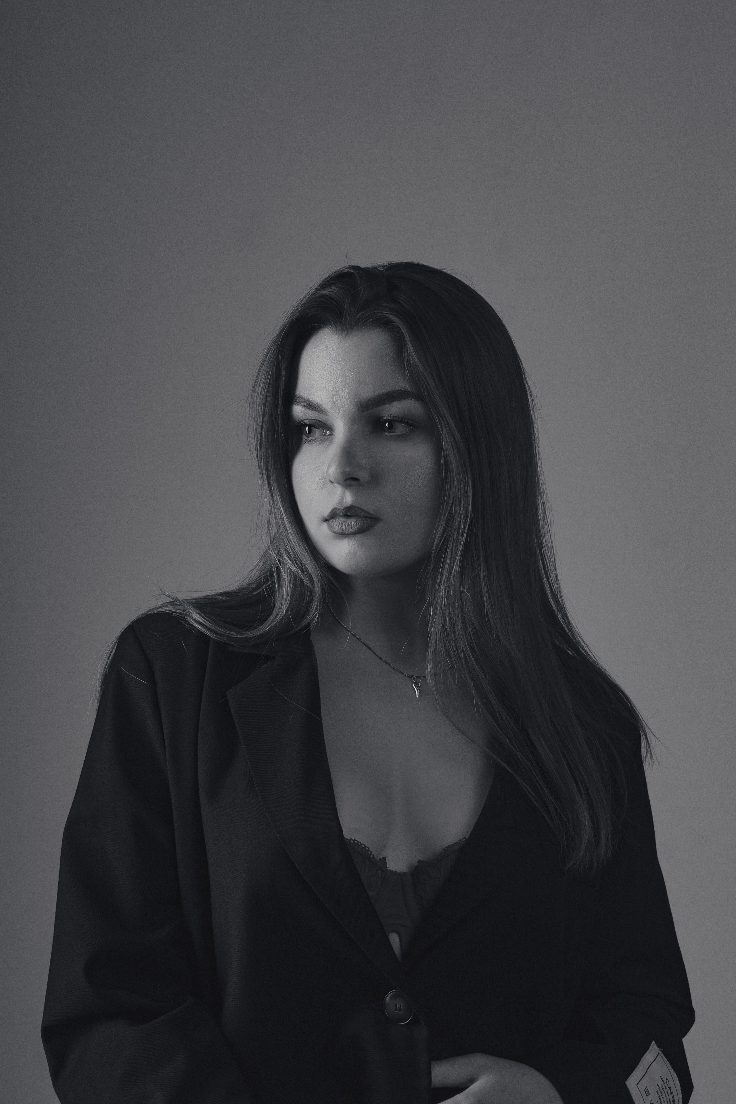 Черно-белая фотосессия в студии в темном ключе. Фотограф Наталья Воронина Москва