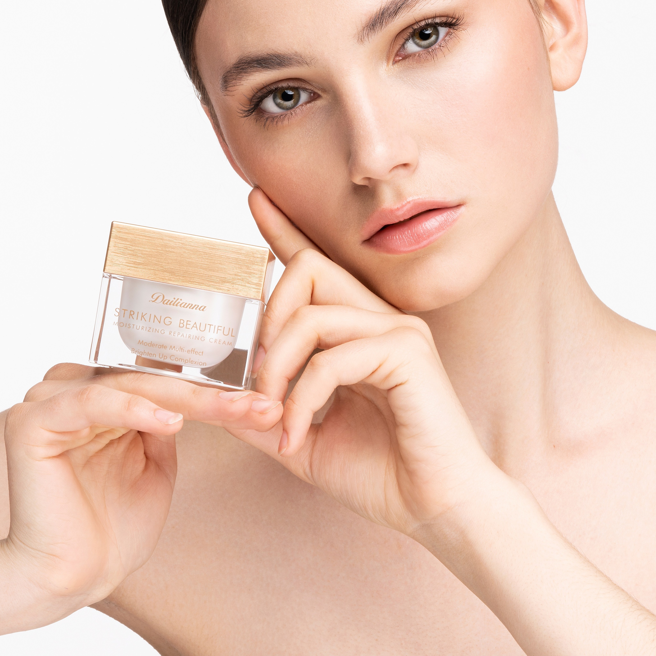 Модель с баночкой крема Dailianna, чистый светлый бьюти-портрет