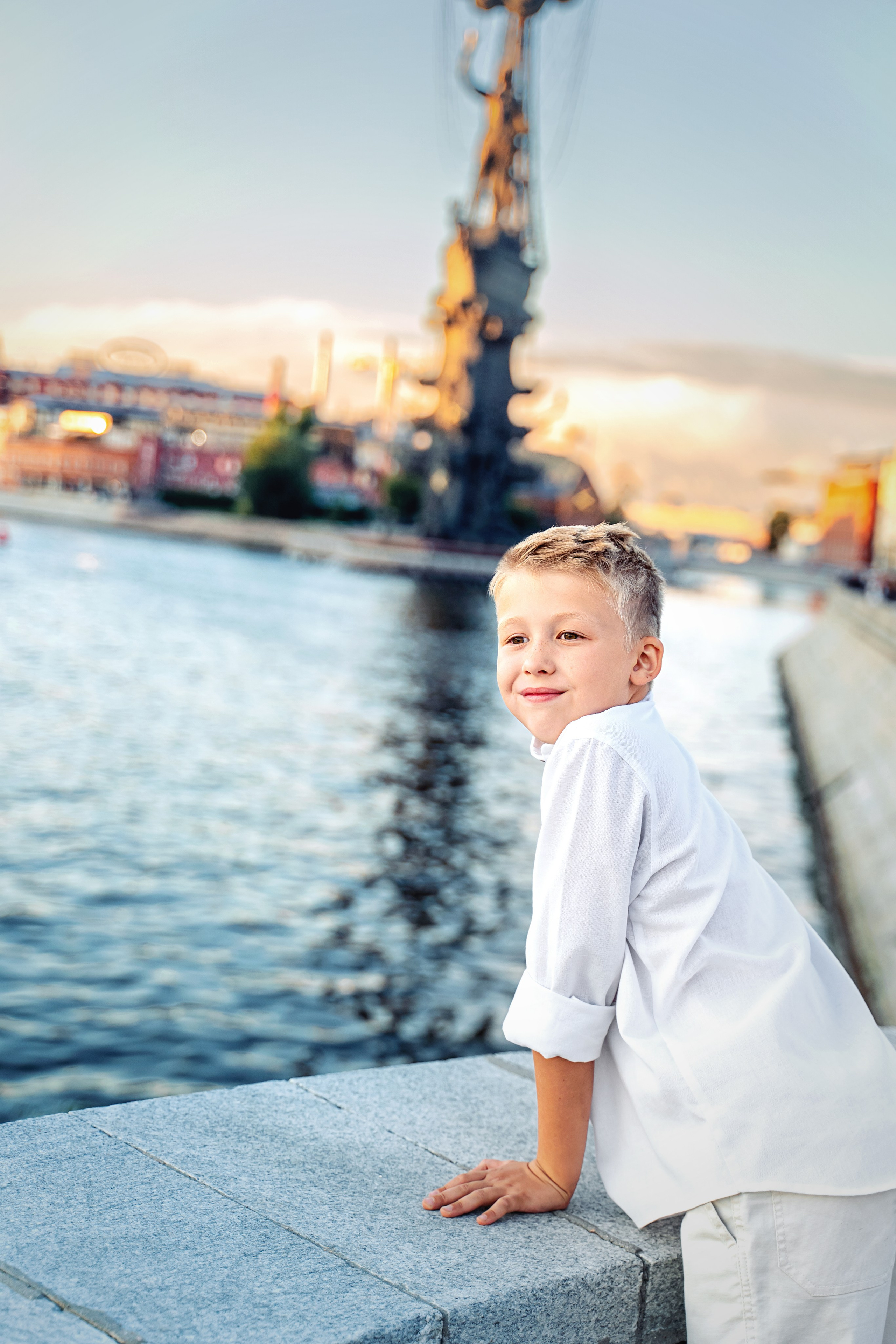 Семейная прогулка в парке Музеон на закате. Фотограф \ Видеограф на Крещение, Венчание Москва| Семейные съемки