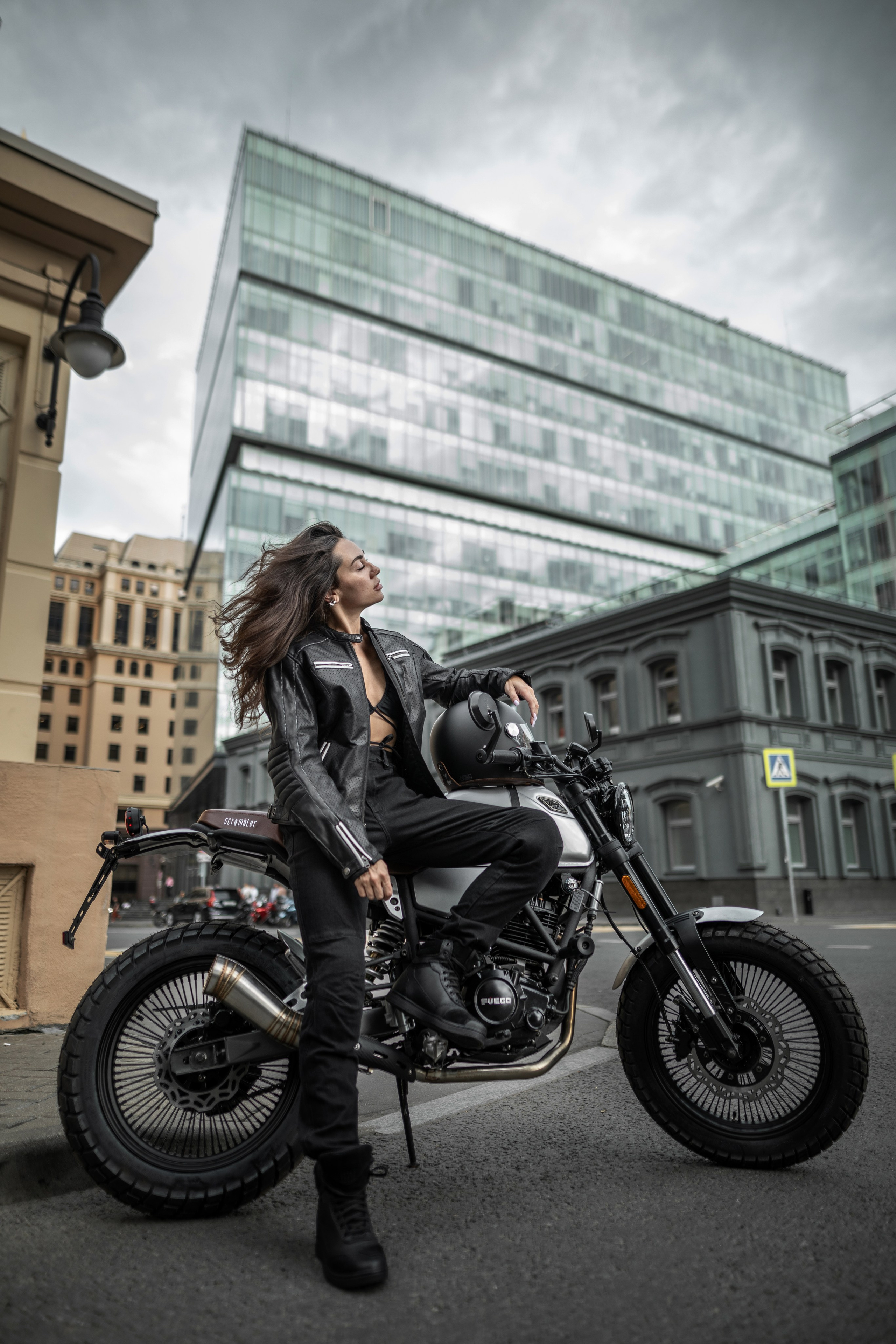 Фотосессия девушки с мотоциклом. Профессиональная фотосессия. Фото для журнала. Услуги фотографа.