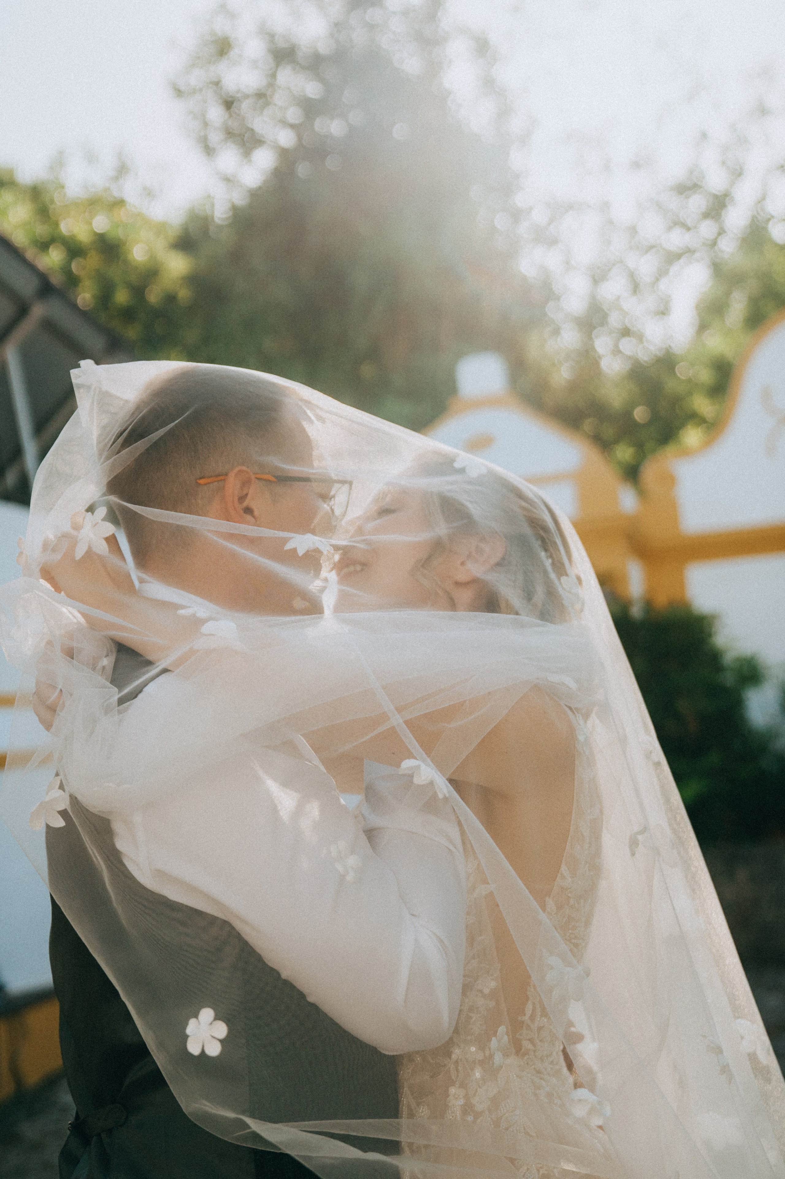 Влюбленная  пара жених и невеста целуется и обнимаются на фоне старинных улочек Португалии