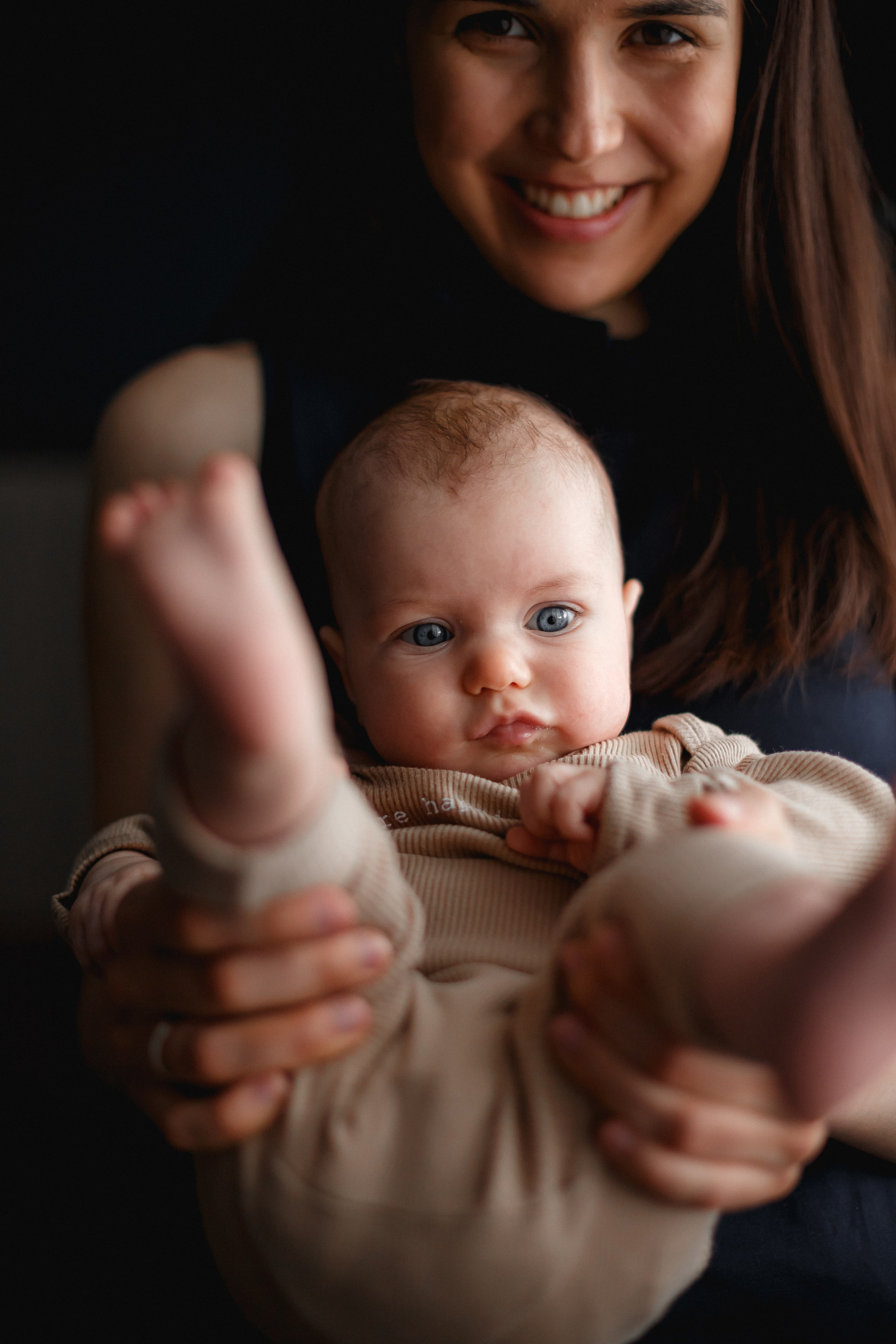 Малышка Катя, родители и бабушка. Домашняя съёмка. Фотограф в Москве Базанова Дарья