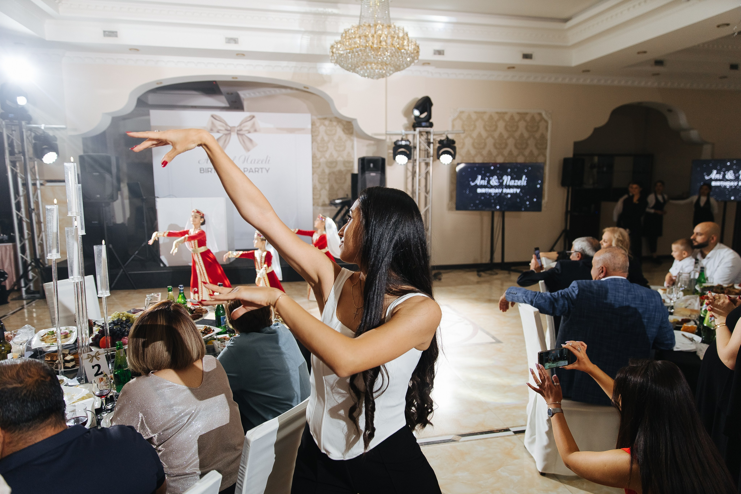 Ани и Назели. 35&5 День рождения, «Янтарь». Фотограф в Красноярске Надежда Воскресенская