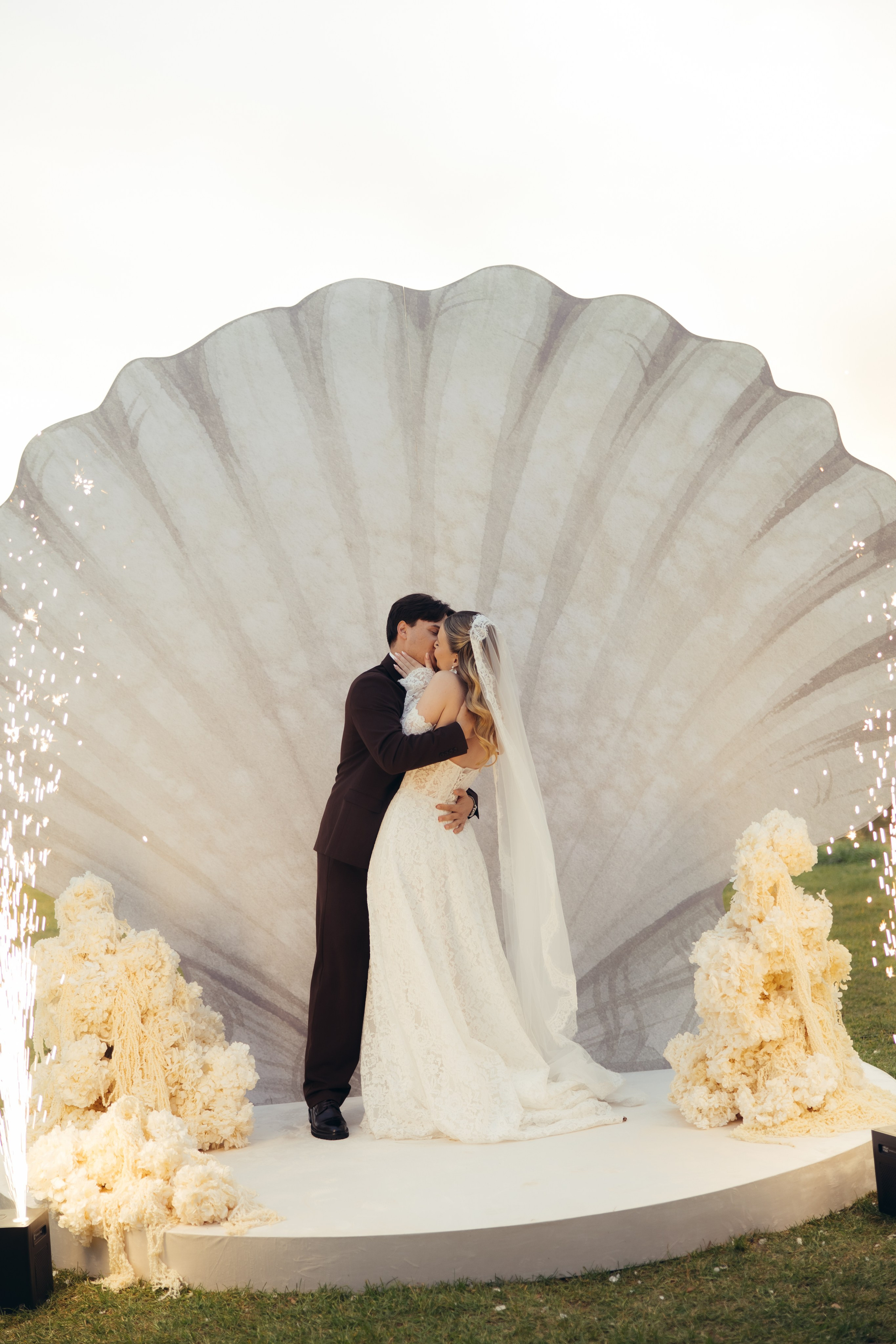 Таня и Тимур, утренние сборы в квартире и свадебный ужин. Фотограф любви в городе Казань