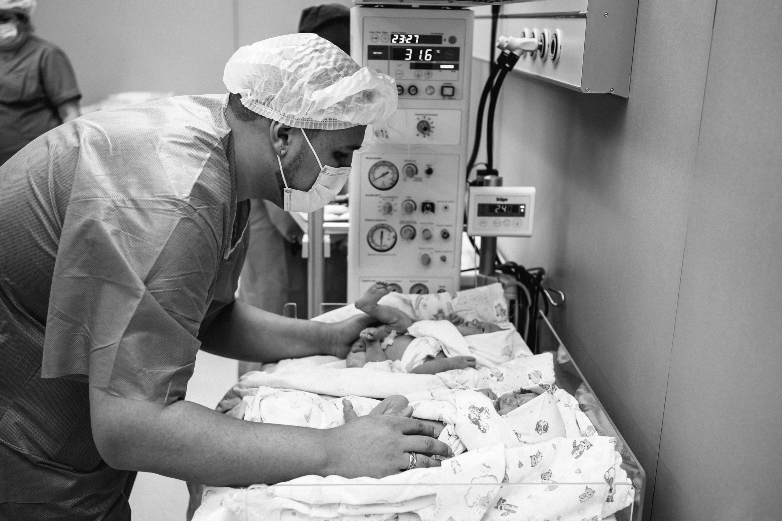 Съемка родов ЧБ. Фотограф и видеограф на роды в Москве Подшивалова Полина