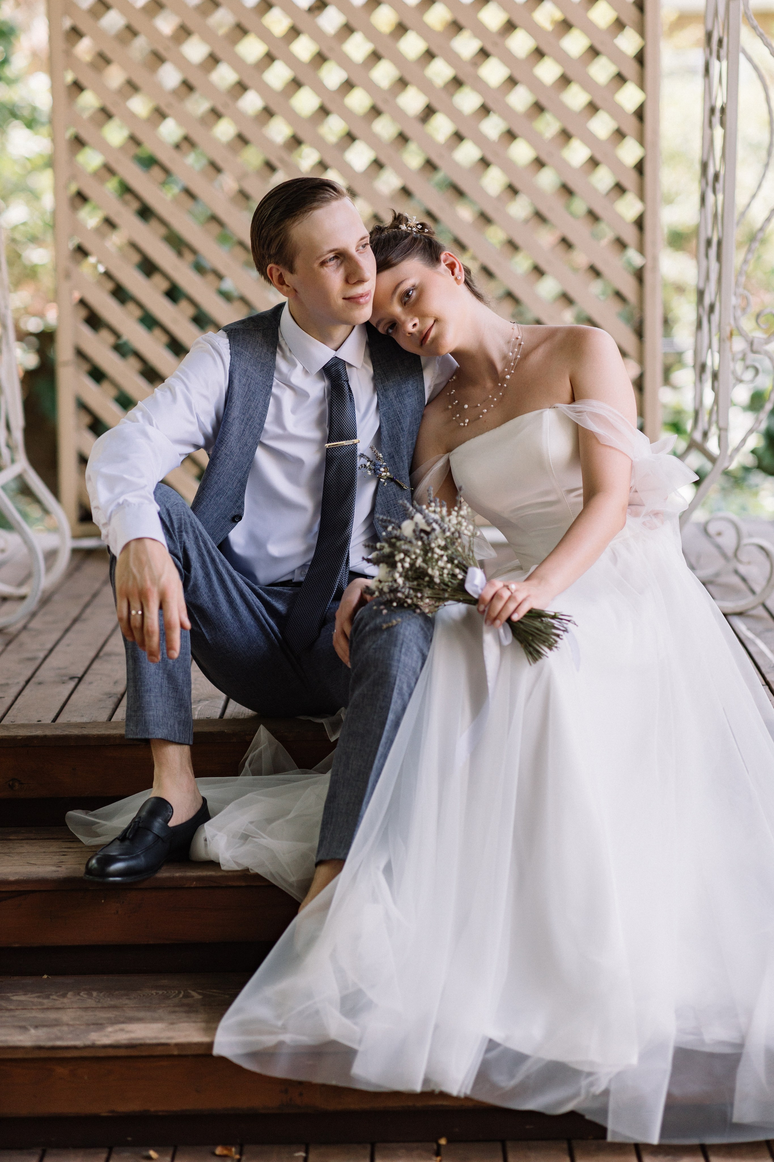 Семейное счастье молодоженов на фото сьемке