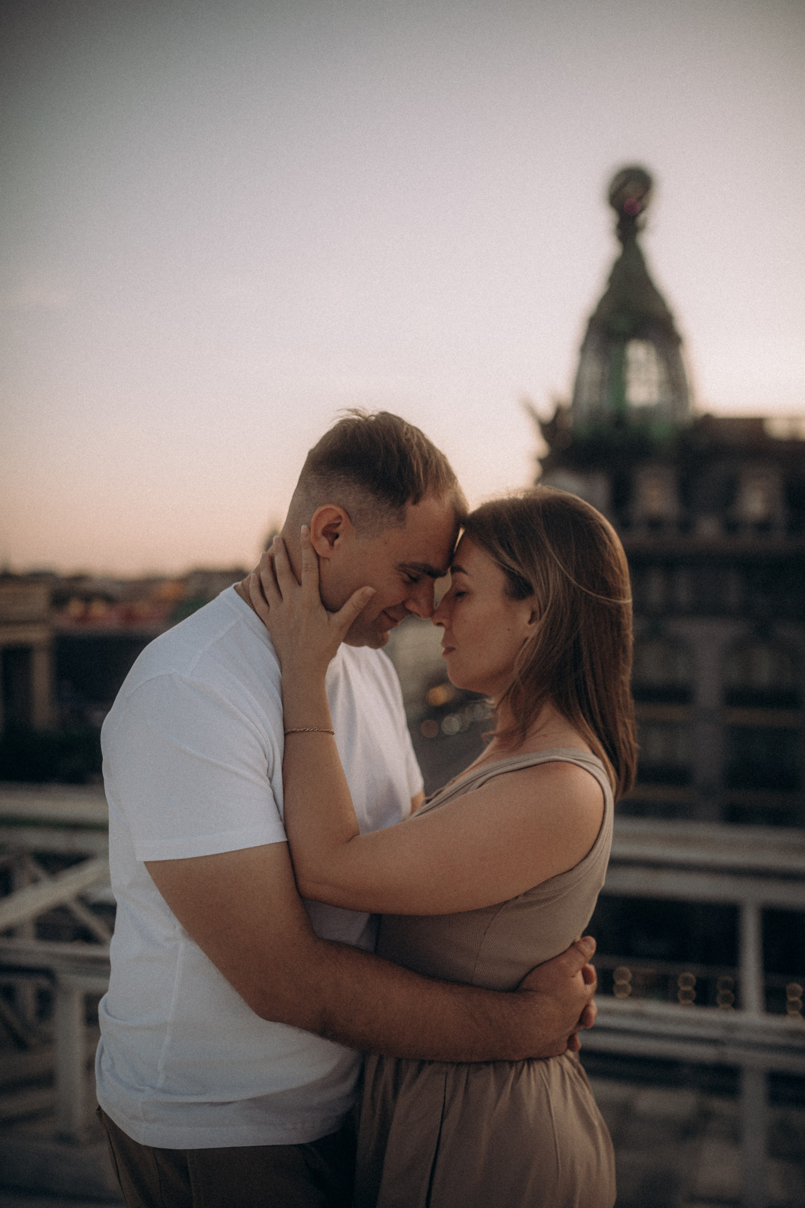 Мы сидим на питерской, теплой крыше. Фотограф в Санкт Петербурге Лара Великова