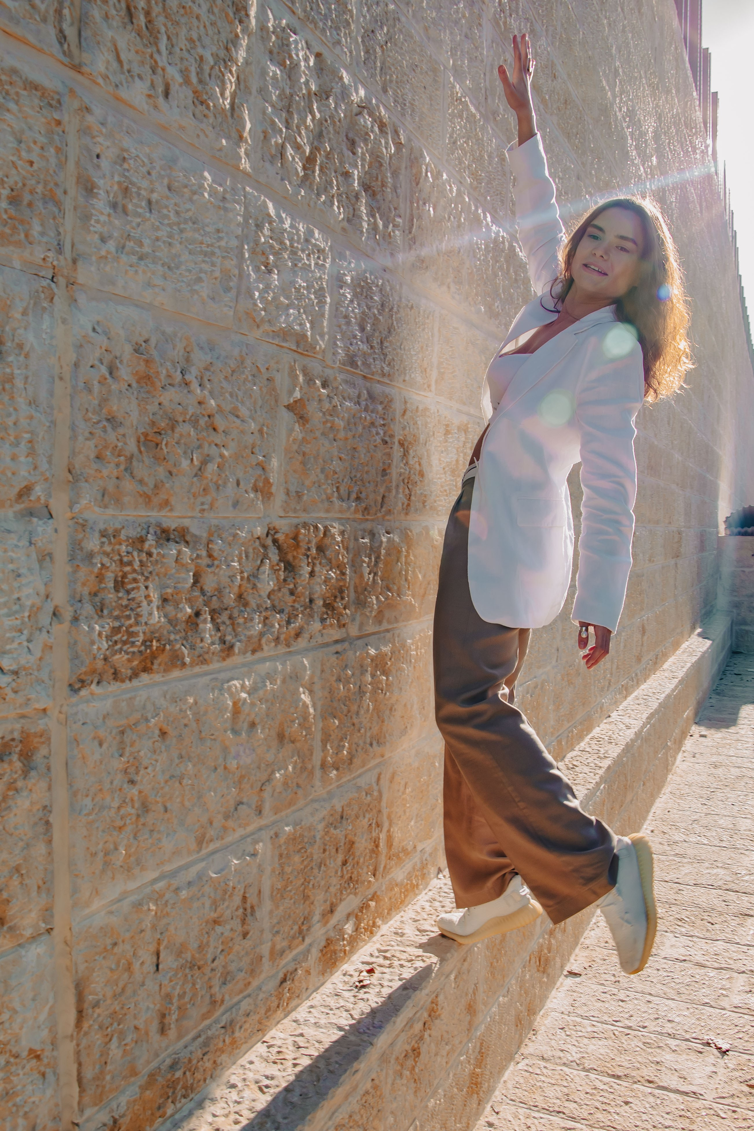 девушка в прыжке