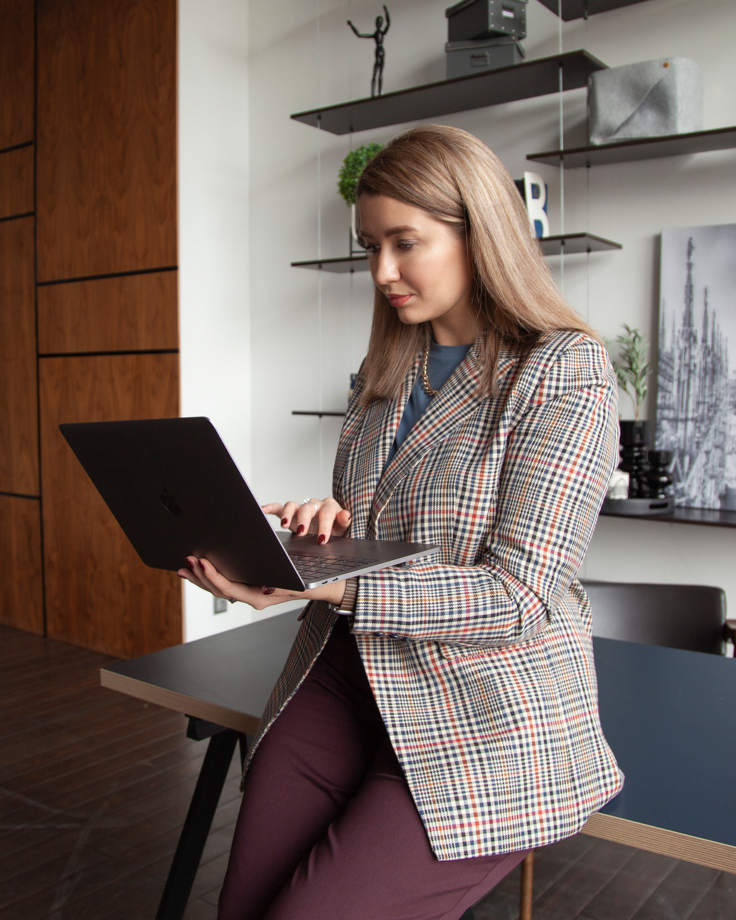 Тематическая фотосессия стилиста в студии. Контент фотограф в Москве и области Елена Кулакова
