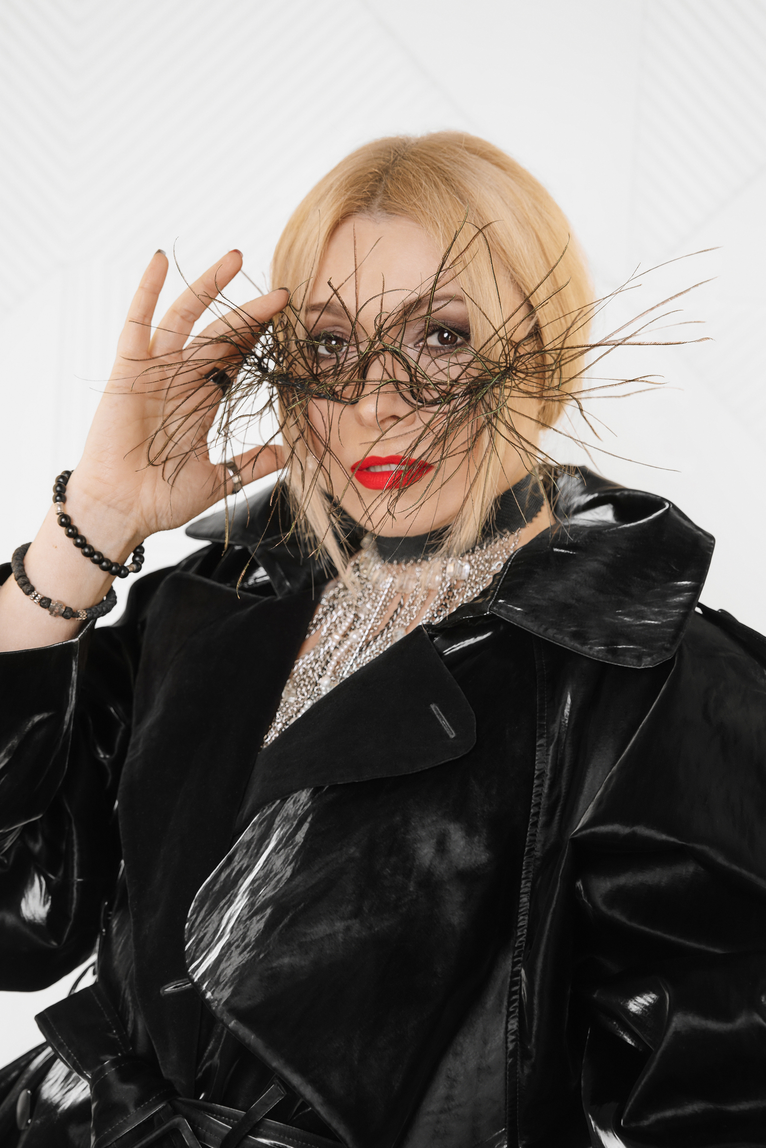 Анжелику Агурбаш не узнать в черном плаще и очках из перьев.