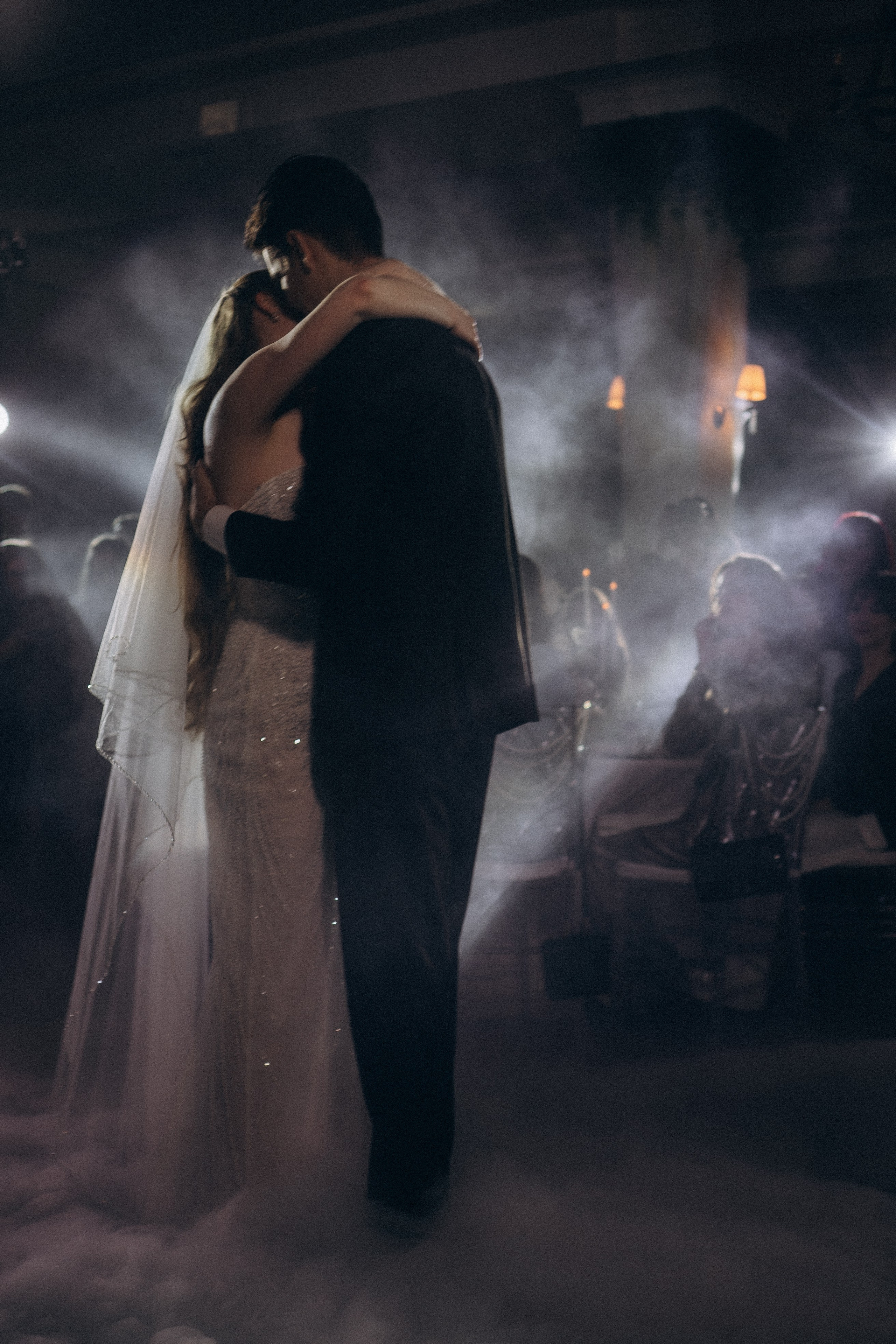 ПЕРВЫЙ ТАНЕЦ МОЛОДЫХ НА БАНКЕТЕ. ТРОГАТЕЛЬНЫЙ МОМЕНТ (СНЯТО В СИБИРЕ В НИЖНЕВАРТОВСКЕ). Профессиональный фотограф, Санкт-Петербург — Виктория Богомолова