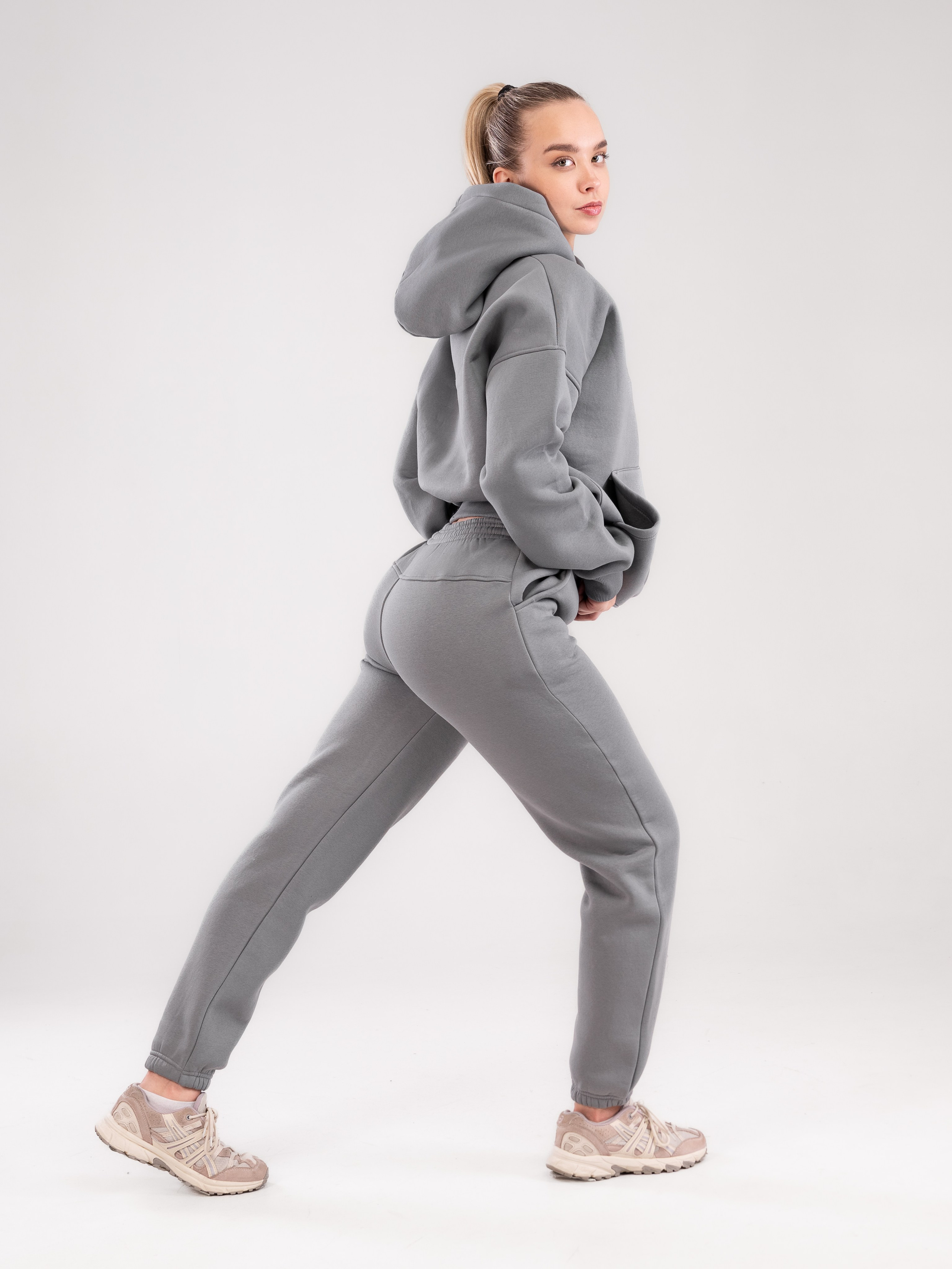 Спортивные костюмы и брюки с большой палитрой цветов!. Предметный фотограф, фото для маркетплейсов Пятигорск, КМВ