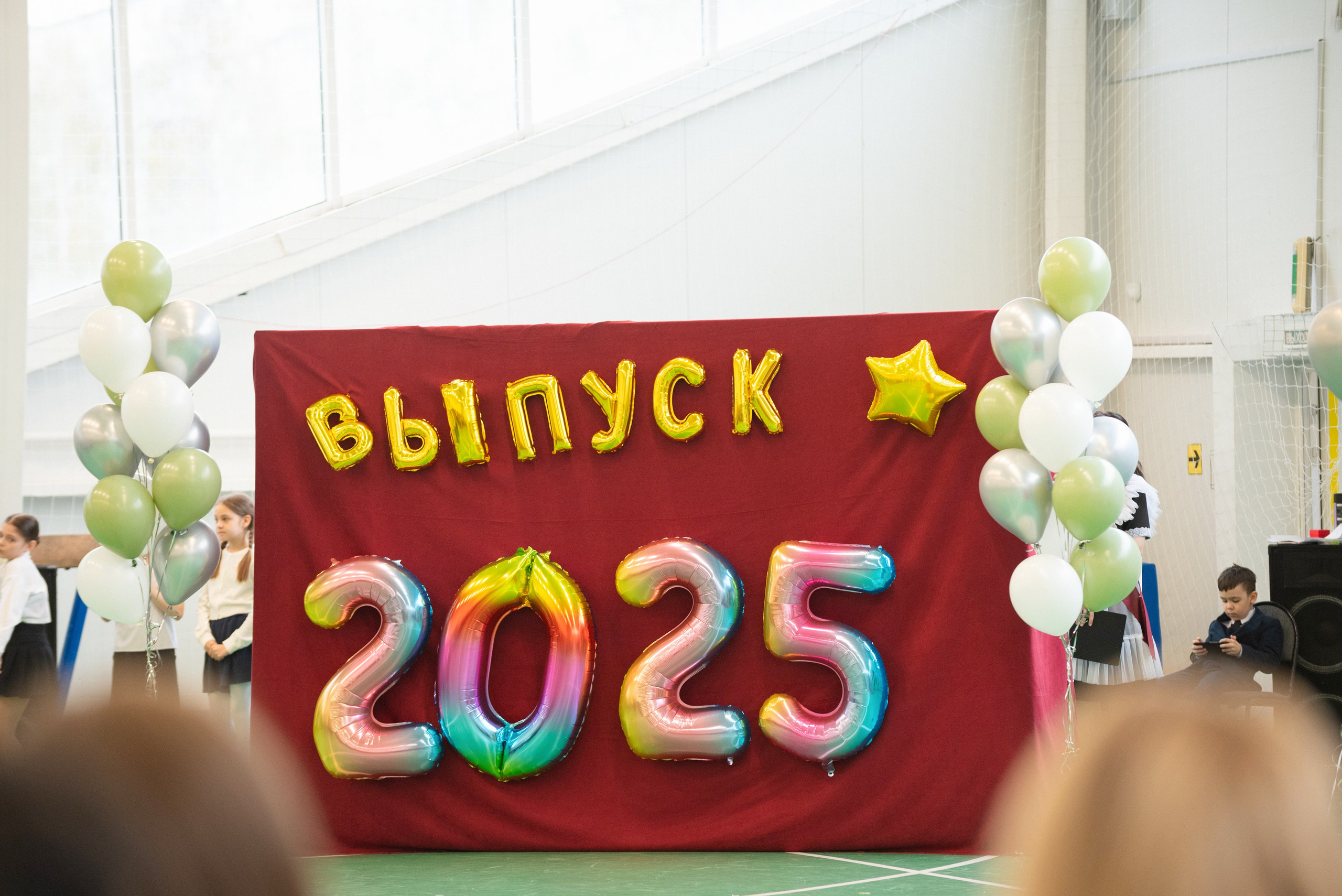 Съёмка выпускного в школе для 11 класса в Сургуте от профессионального фотографа