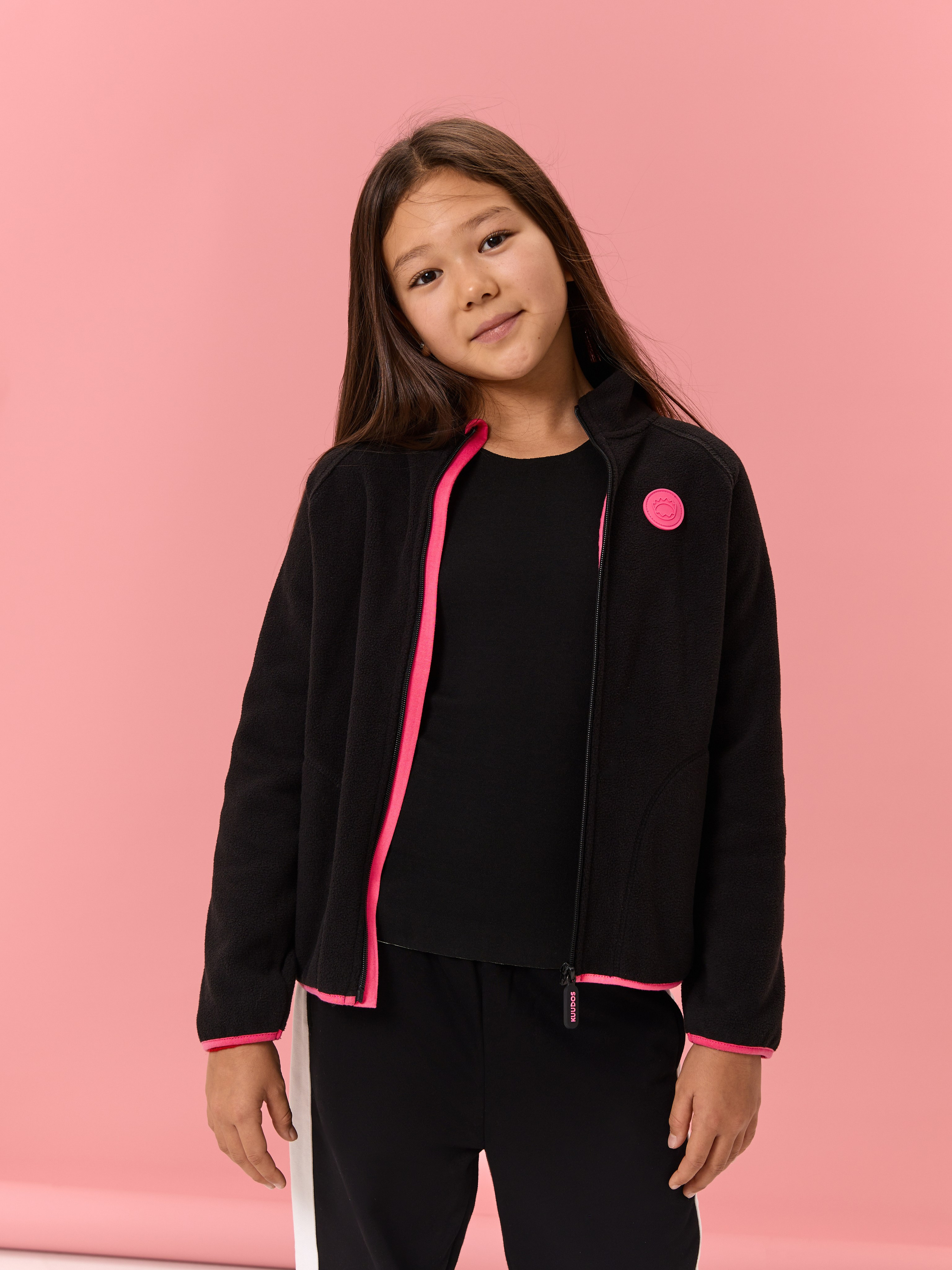 Фото счастливой девочки в черной кофте с ретушью