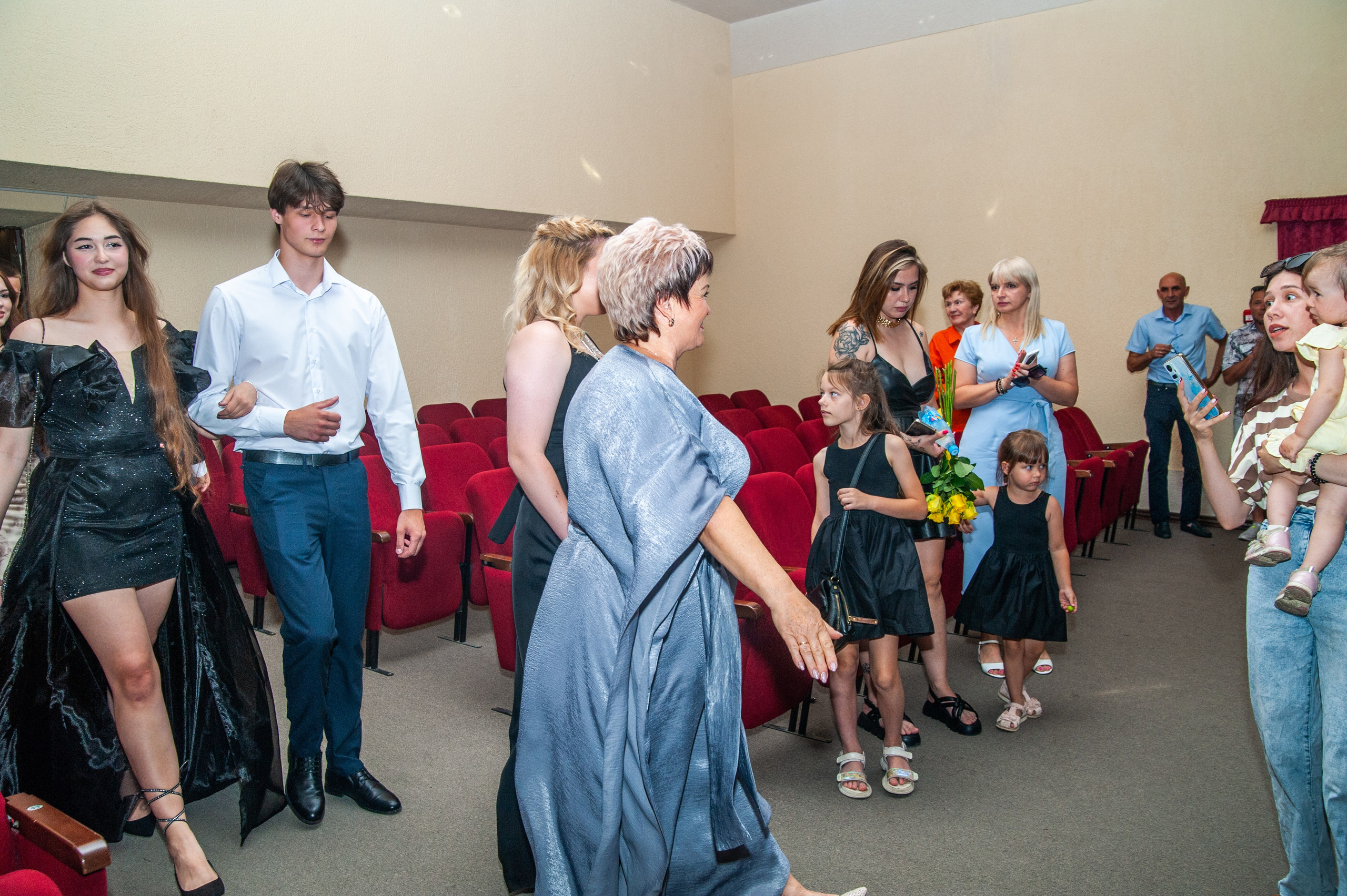 Выпускной МАОУ СОШ № 17 им. Эдуарда Есаяна. Свадебный и семейный фотограф Денис Лукьянов в Краснодаре, Краснодарском крае и Республике Крым