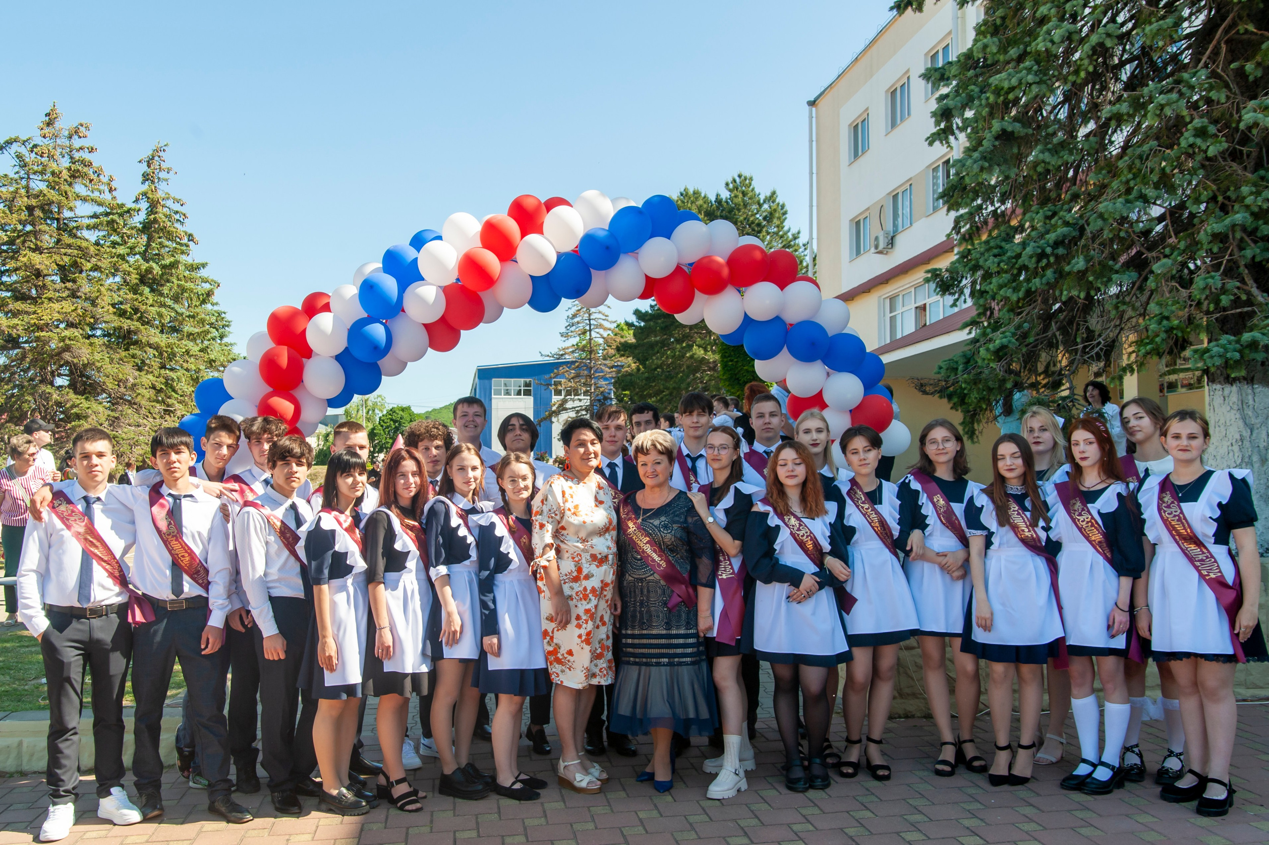 Последний Звонок МАОУ СОШ № 17 им. Эдуарда Есаяна — Архипо-Осиповка. Свадебный и семейный фотограф Денис Лукьянов в Краснодаре, Краснодарском крае и Республике Крым