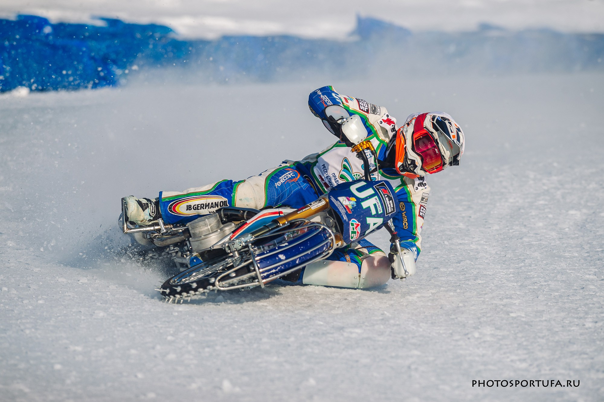 Мотогонку на льду. Спортивный фотограф в Уфе Евгений Буров