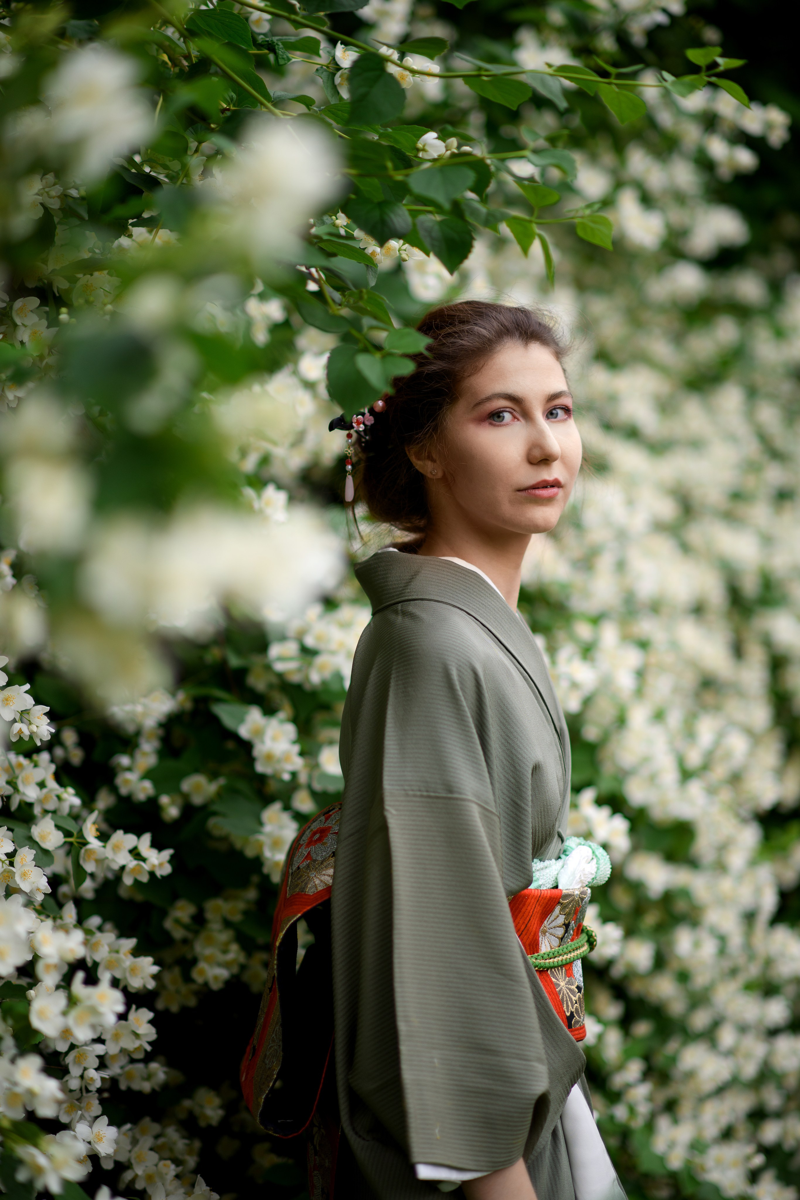 Фотосессия в цветущем чубушнике в саду им. Баумана. Главная