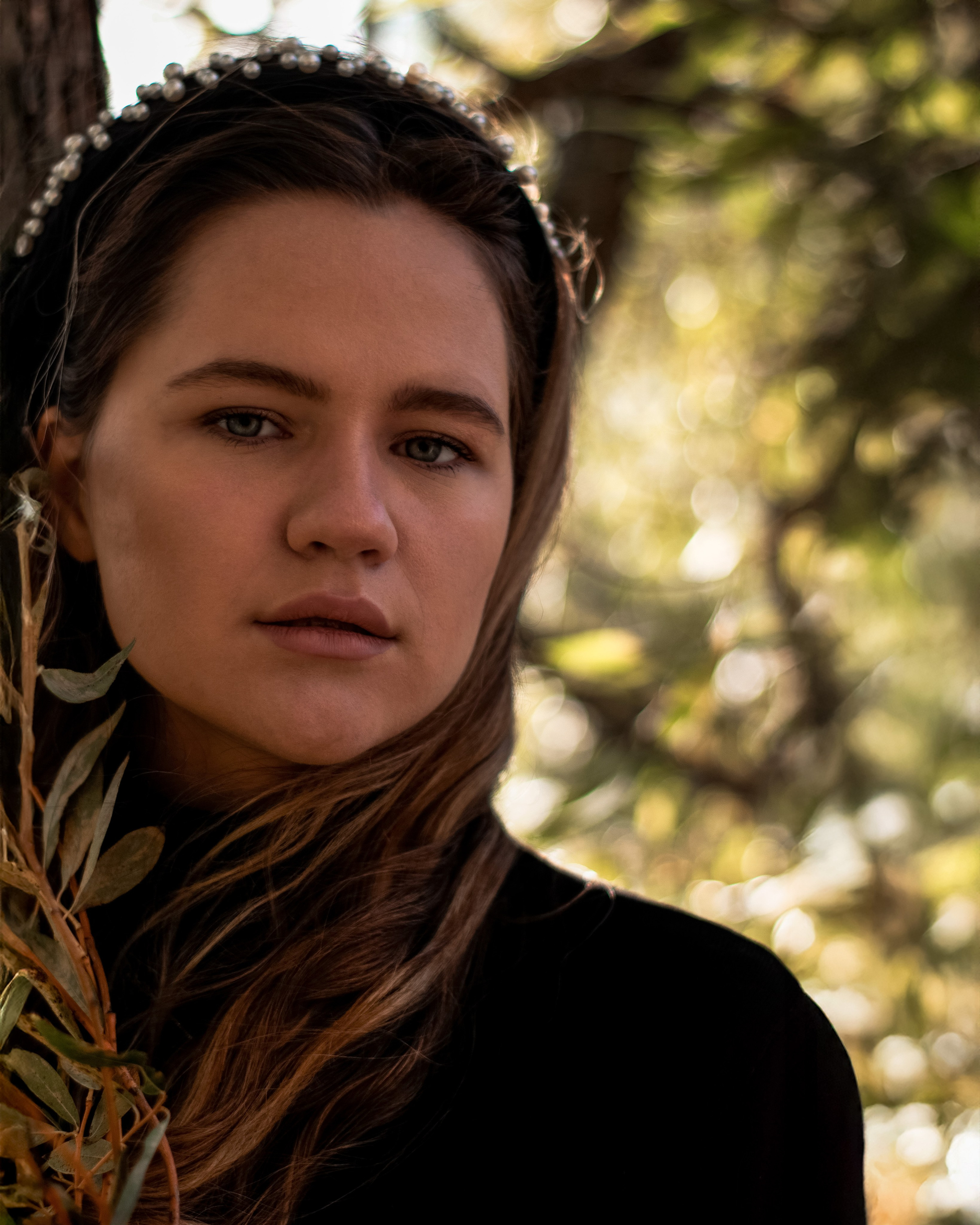 Осенняя фотосессия девушки у колонны в парке, фотограф Айси Клусова, обработка Айси Клусова