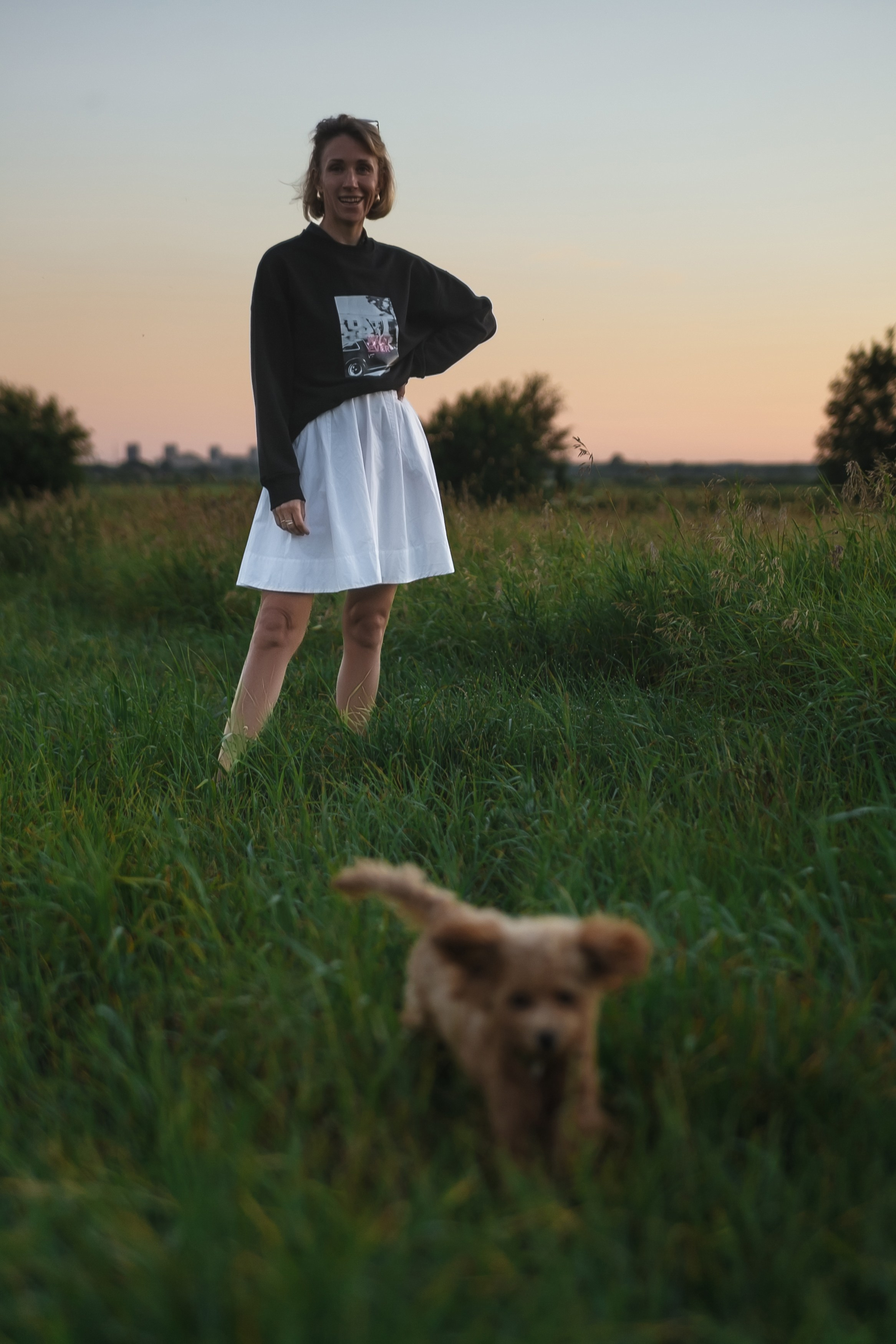 Девушка, закат, собака. Семейный фотограф, свадебный фотограф, женский портрет в Санкт-Петербу