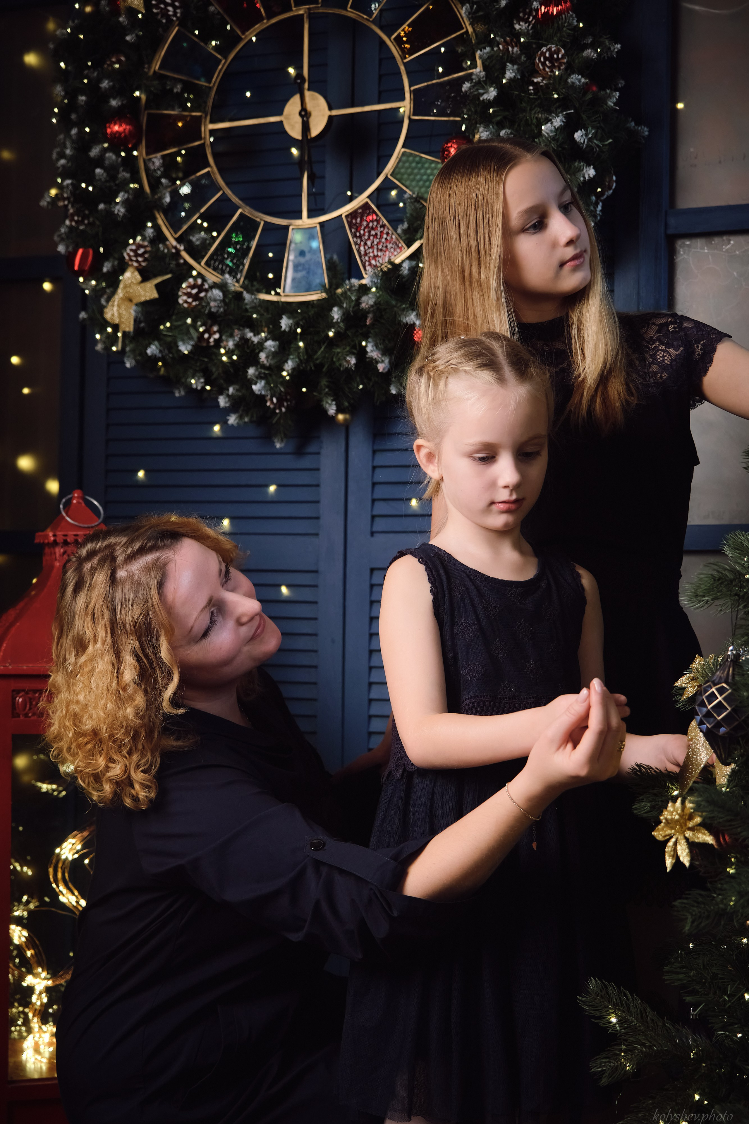 Семейная фотосессия мамы и дочек в студии в Москве фотограф Колышева Виктория. Портретный фотограф на новый год в Москве Виктория Колышева