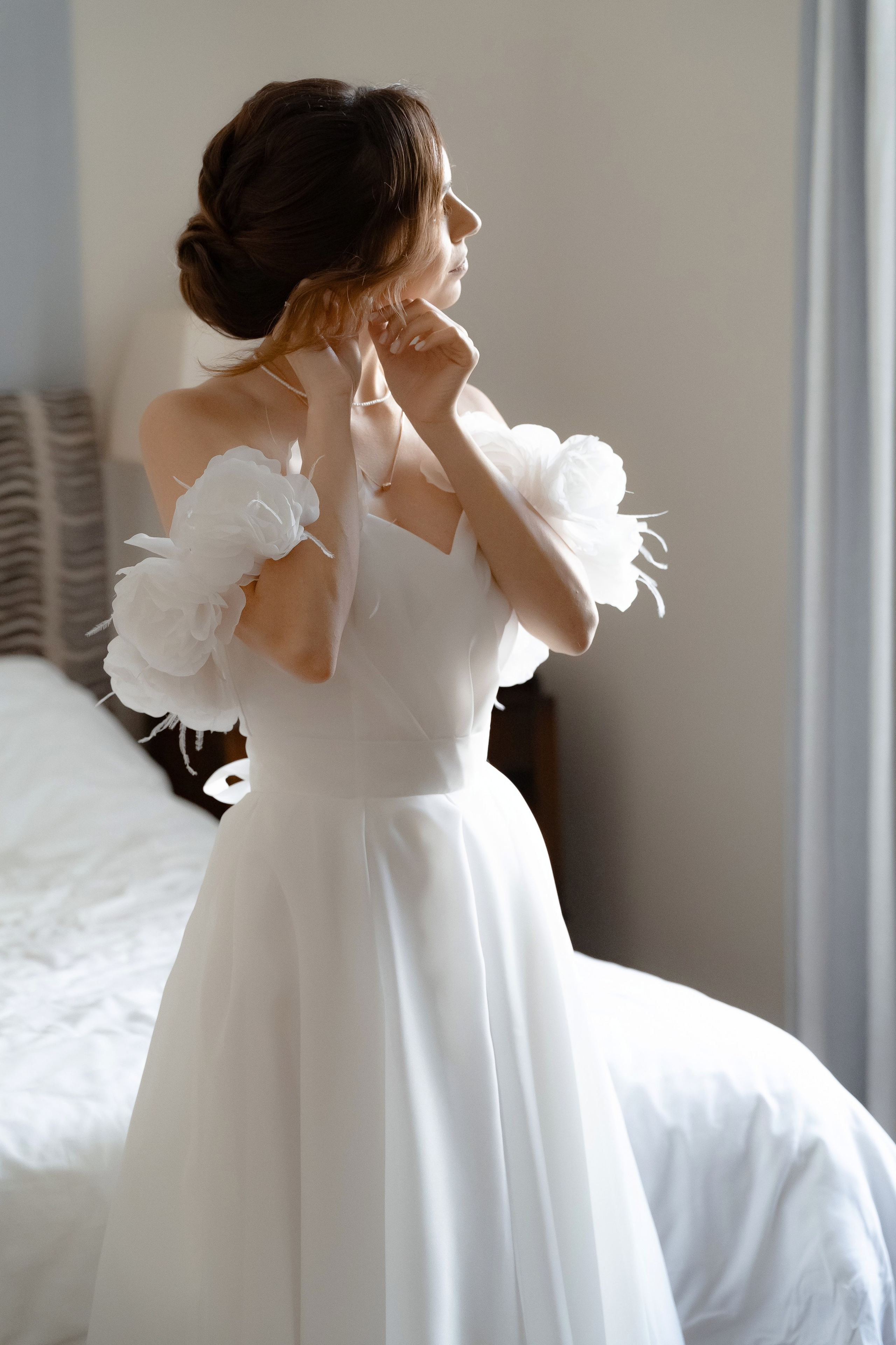 Портрет невесты у окна в мягком свете