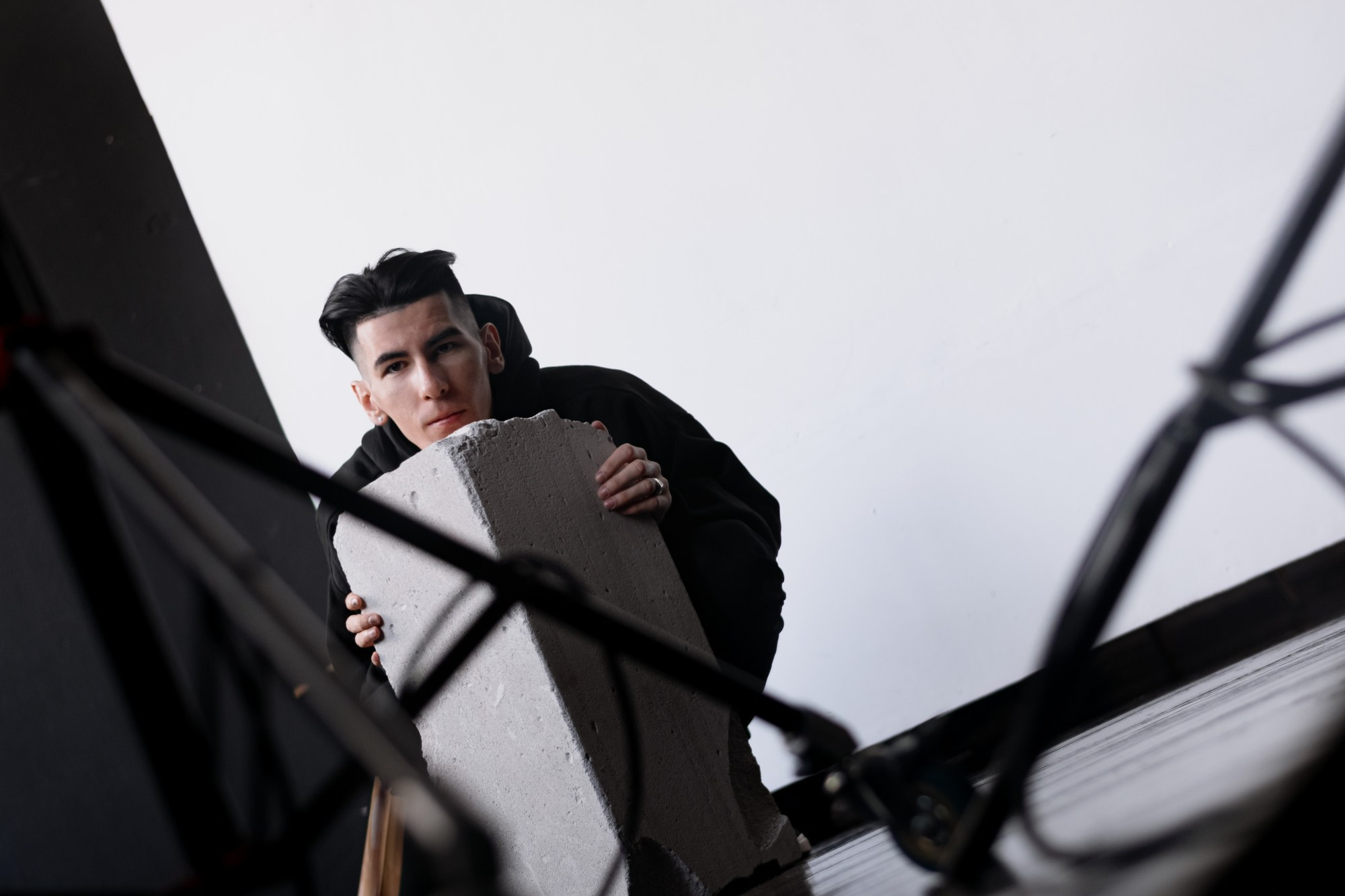 Мужской портрет в Тюмени: стильная студийная фотосессия. Портретный фотограф Тюмень Дарья Мустафина