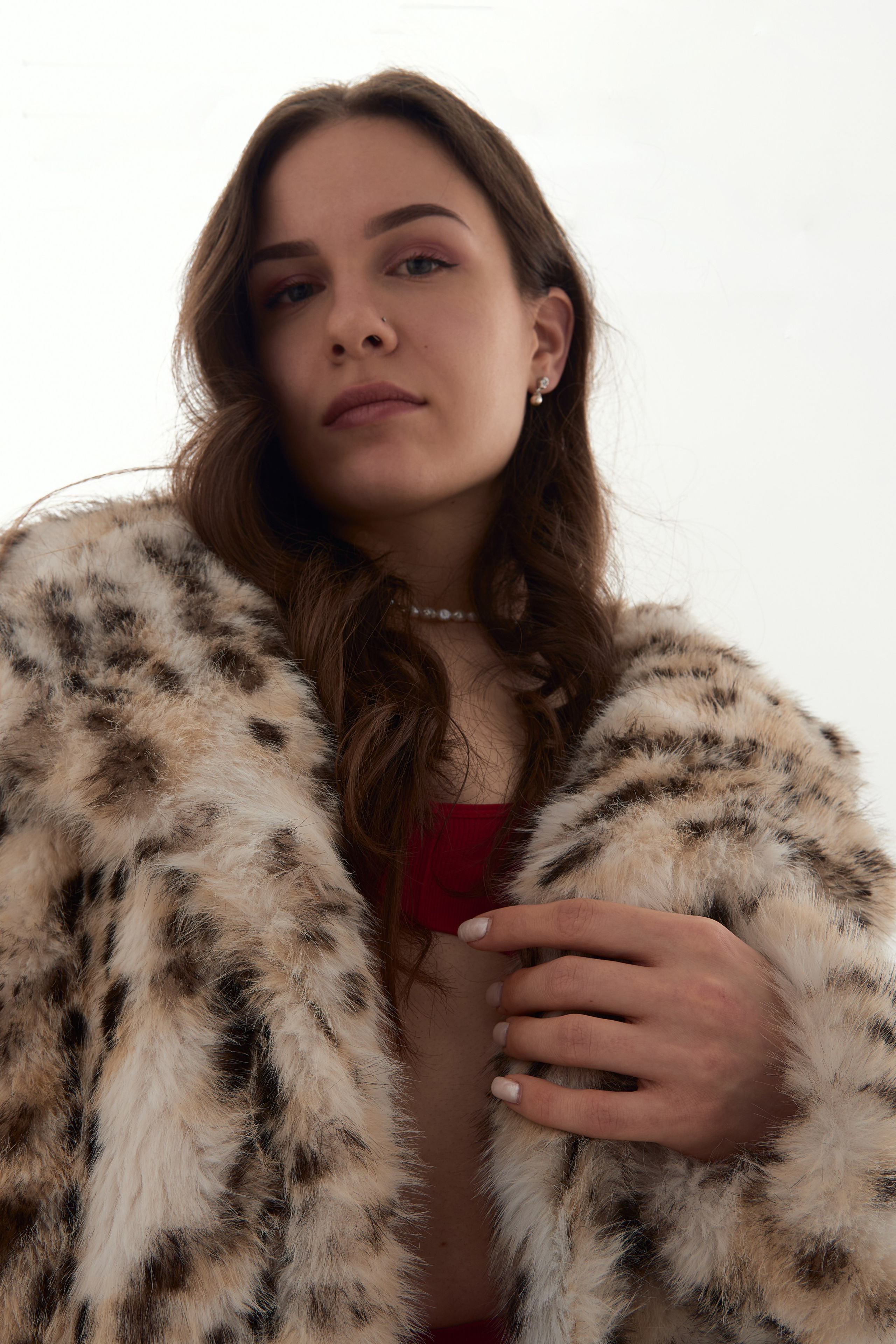 Фотосессия в студии на красном фоне, в леопардовой шубе, колготках. Фотограф Наталья Воронина Москва