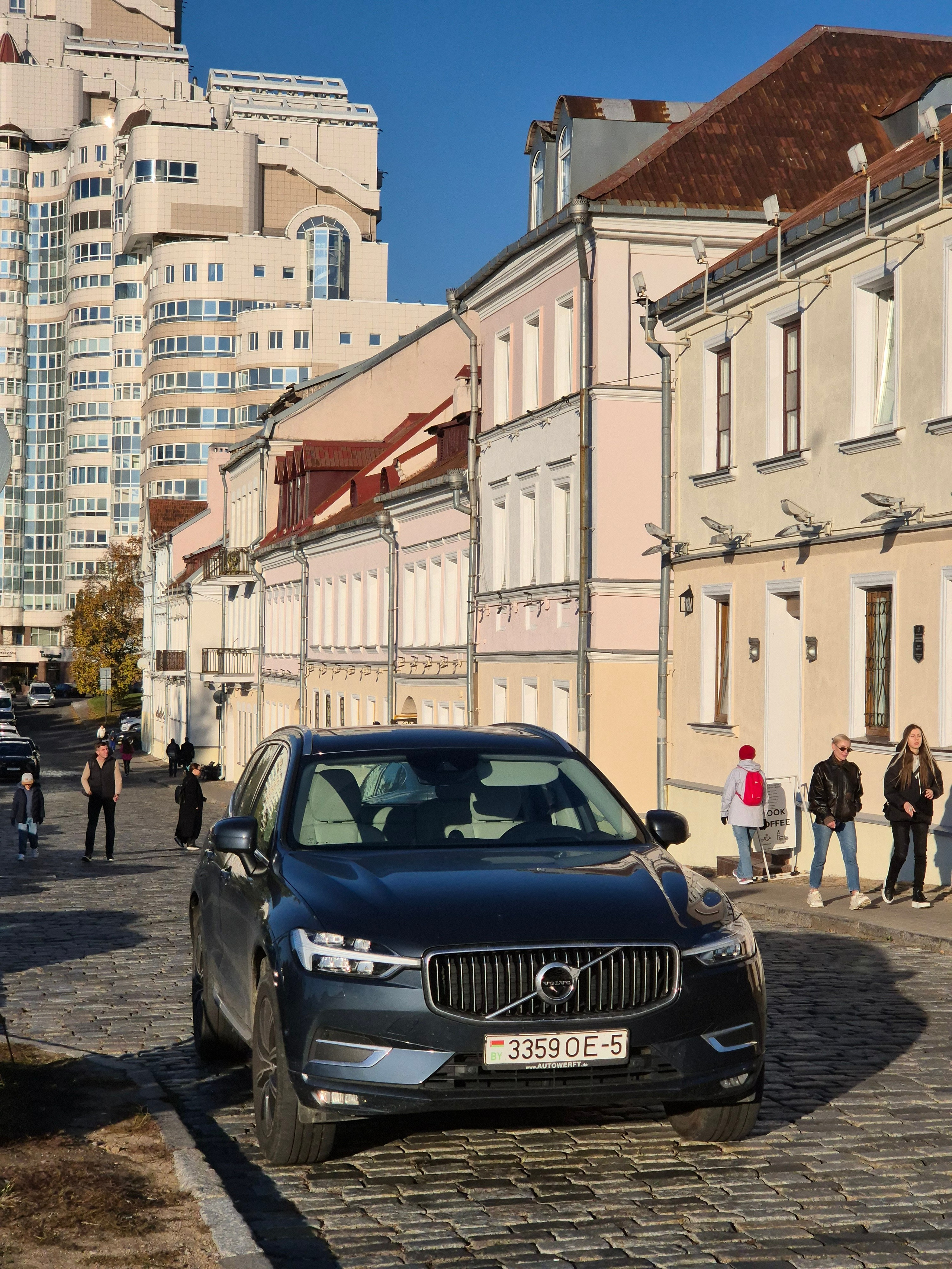 Не смог пройти мимо красивой машины в пейзаже старого города