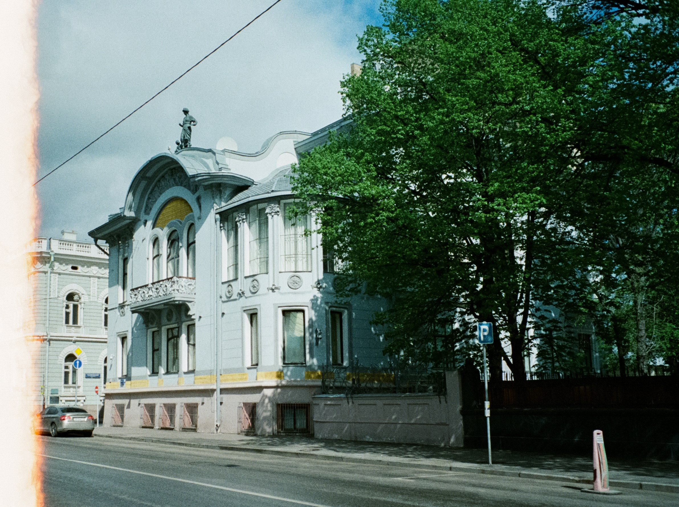 Ул. Поваровка и окрестности | Voigtlander BESSA-T — Voigtlander Ultron 28 mm f/2 | Kodak Ultramax 400 (просрочка) @ ISO 100