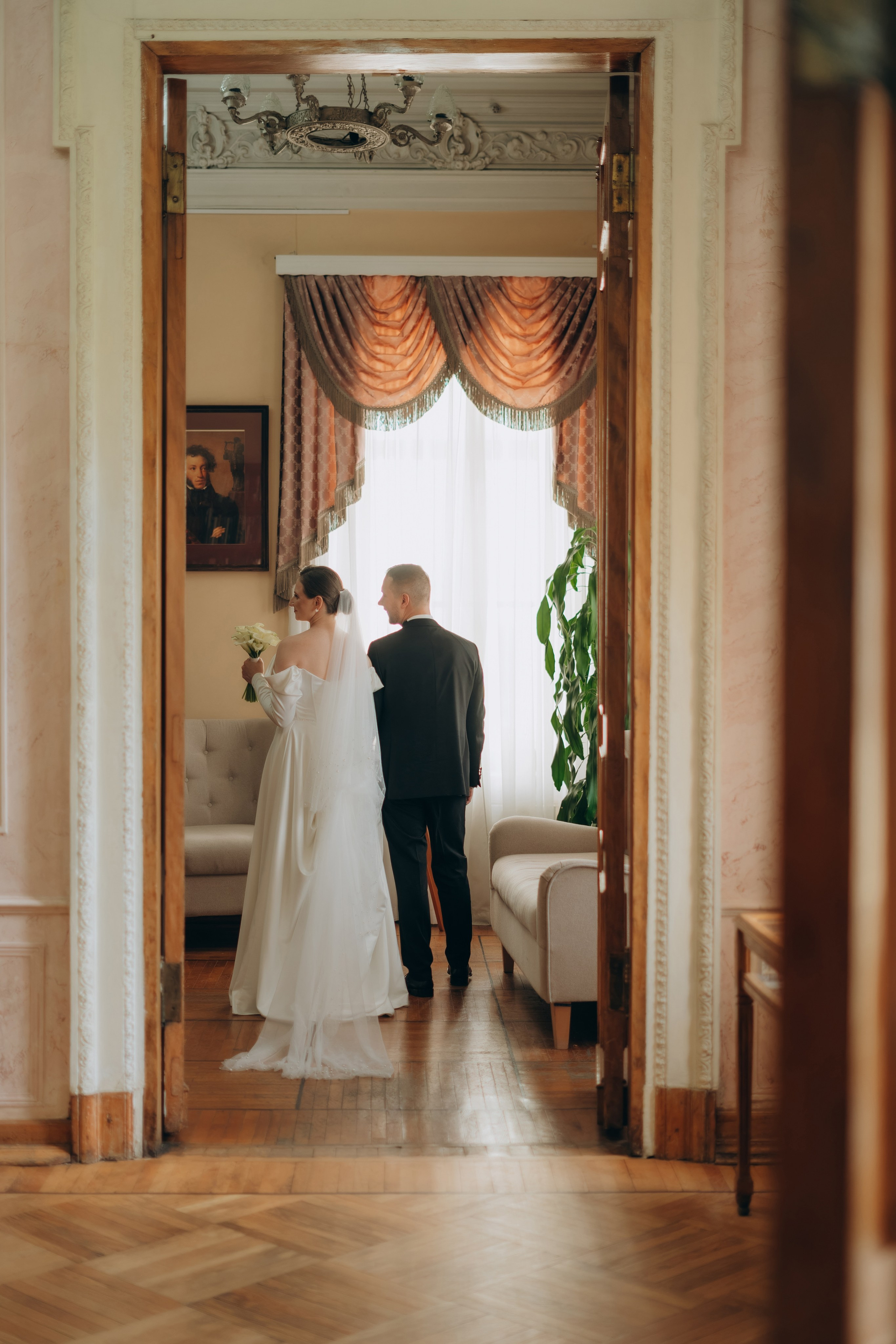 Свадебная фотосессия в Москве / Библиотека-читальня им. А. С. Пушкина. Фотограф Москва Виктория-Антуанетта