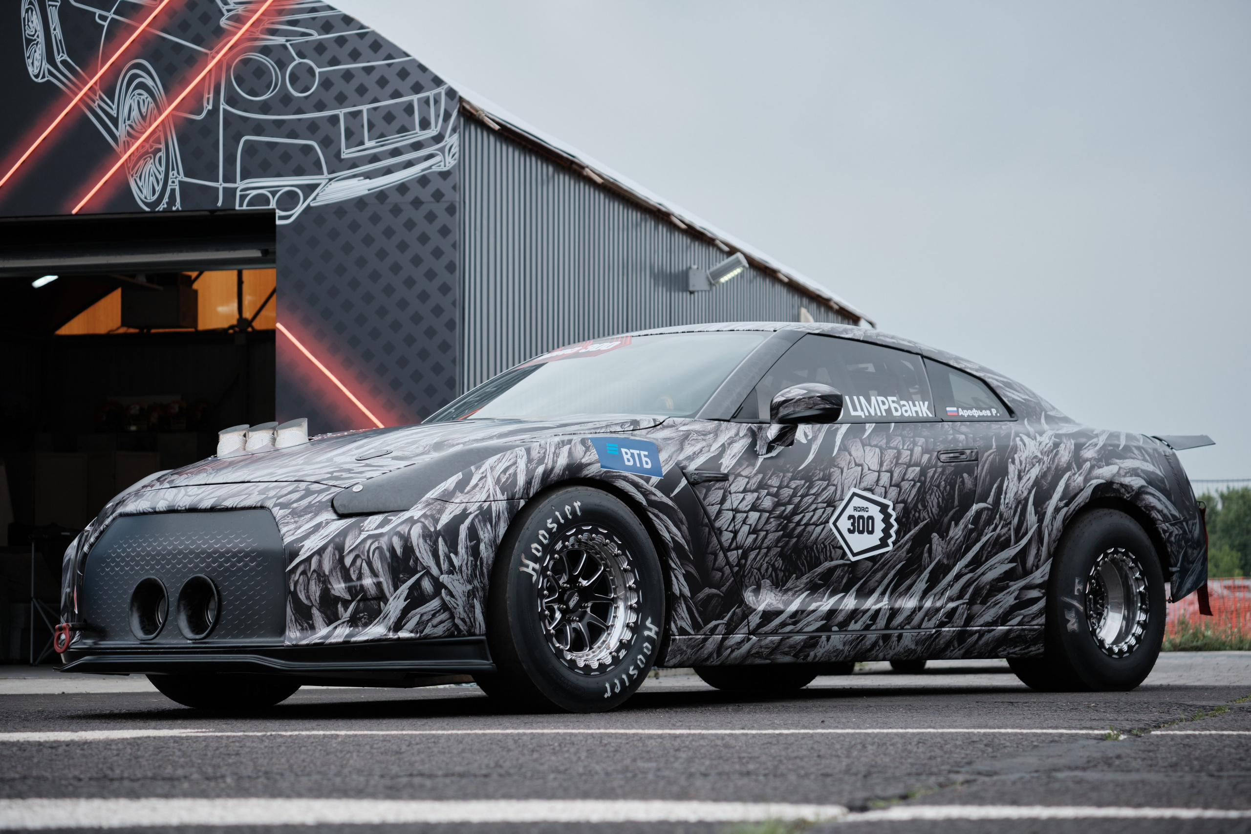 Nissan GTR на фоне гаража