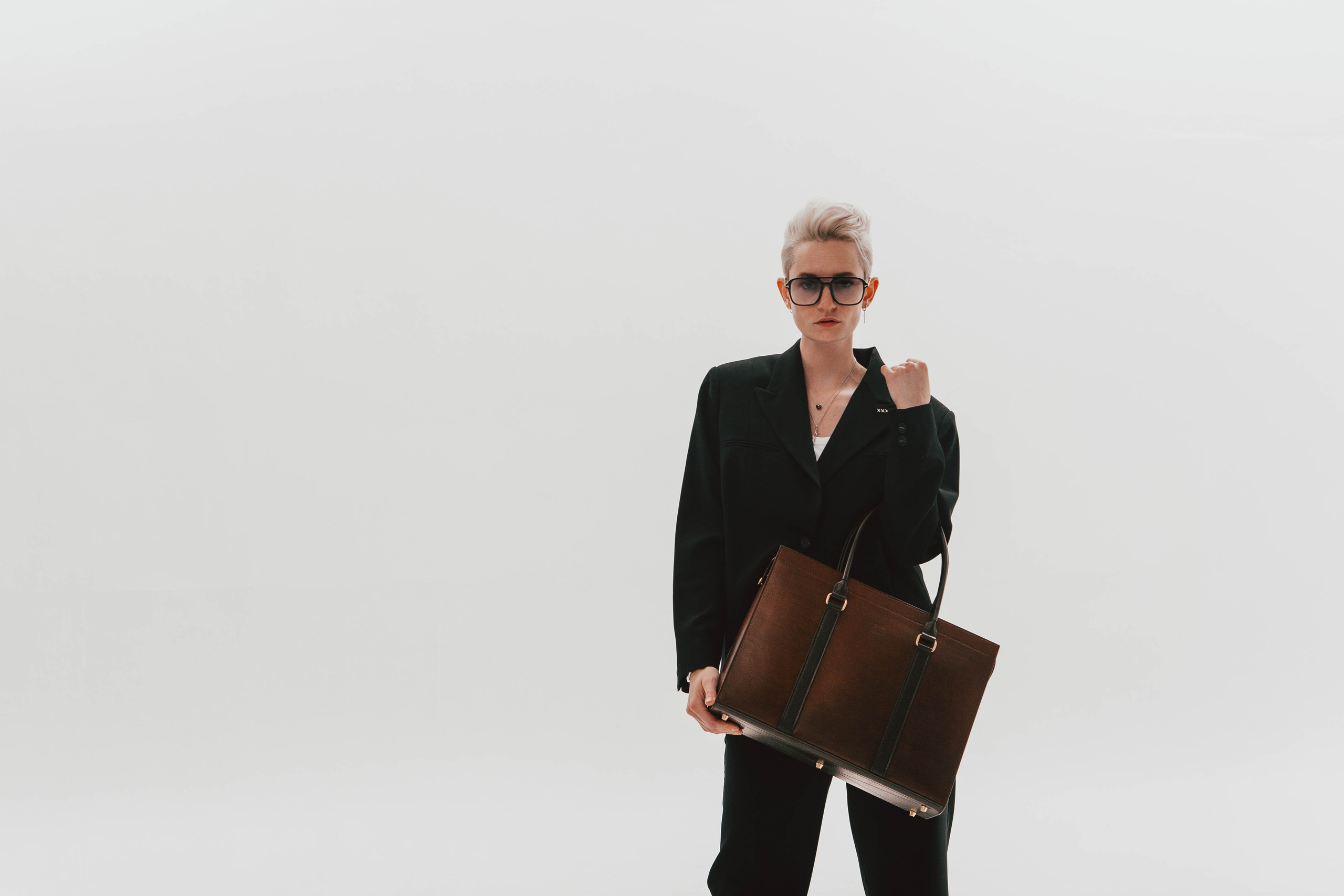 Анна Гречаная и изделие Дана Настаса 💼. Фотограф Ольга Крукле