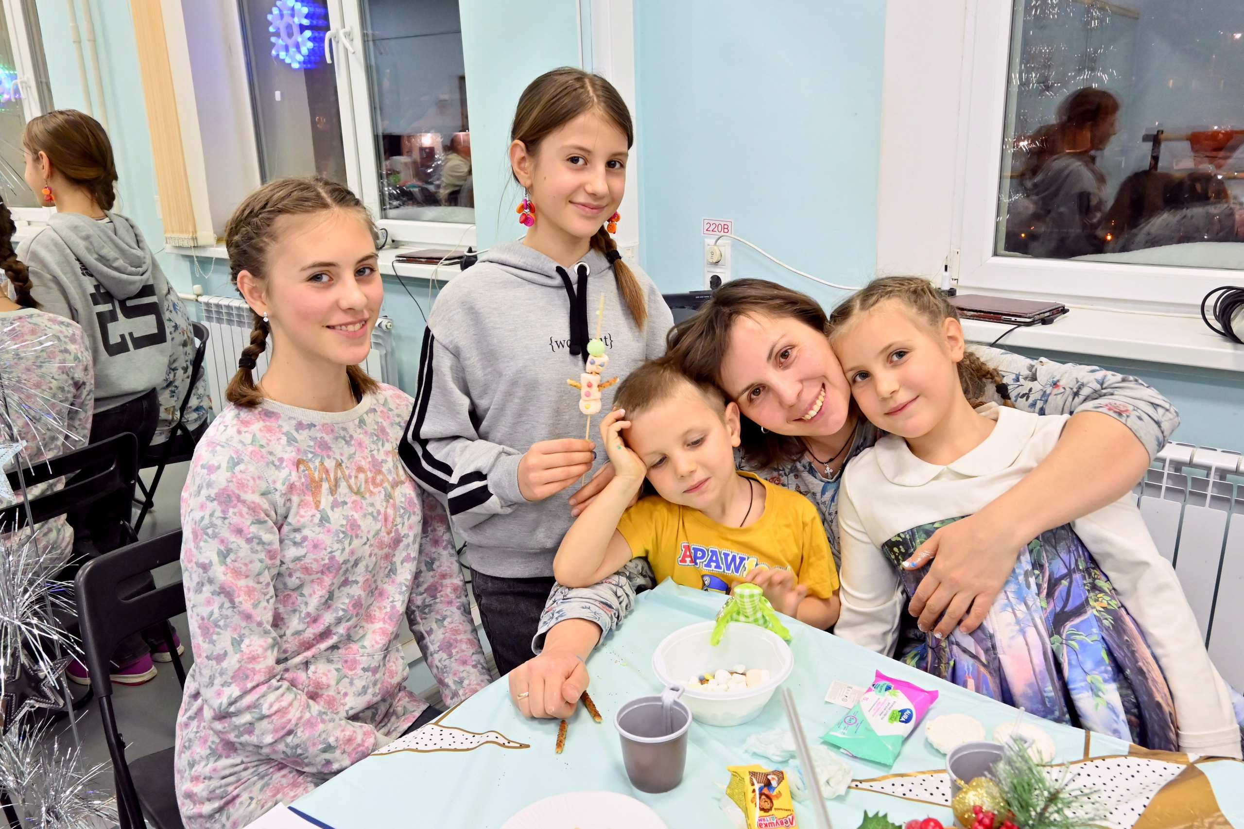 Новогодний переполох семейного клуба «Улей» 16.12.2023. Профессиональный фотограф в Москве Алёна Котова