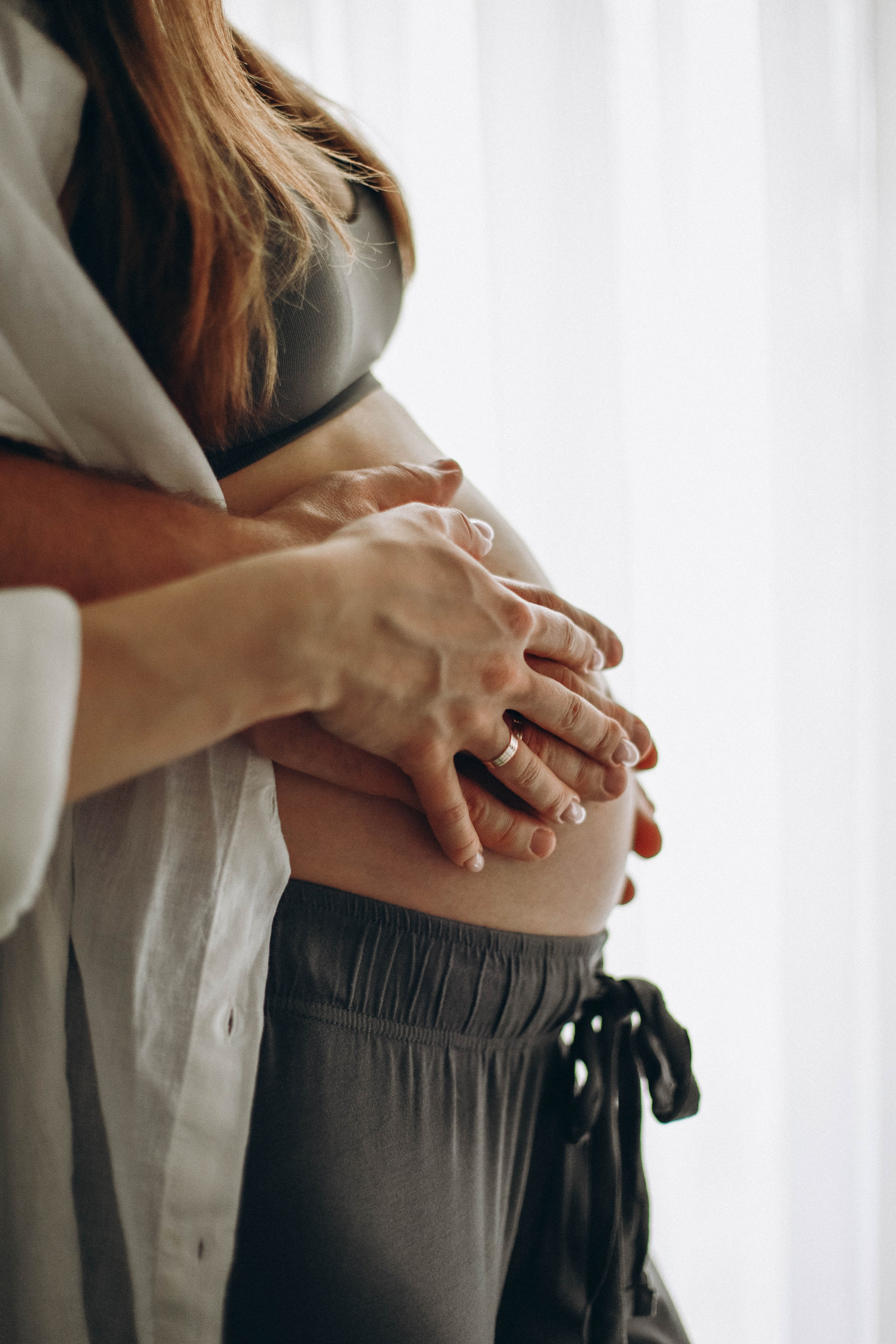 Babybauch-Shooting zu Hause. Fotografin in Erlangen, Nürnberg und Umgebung