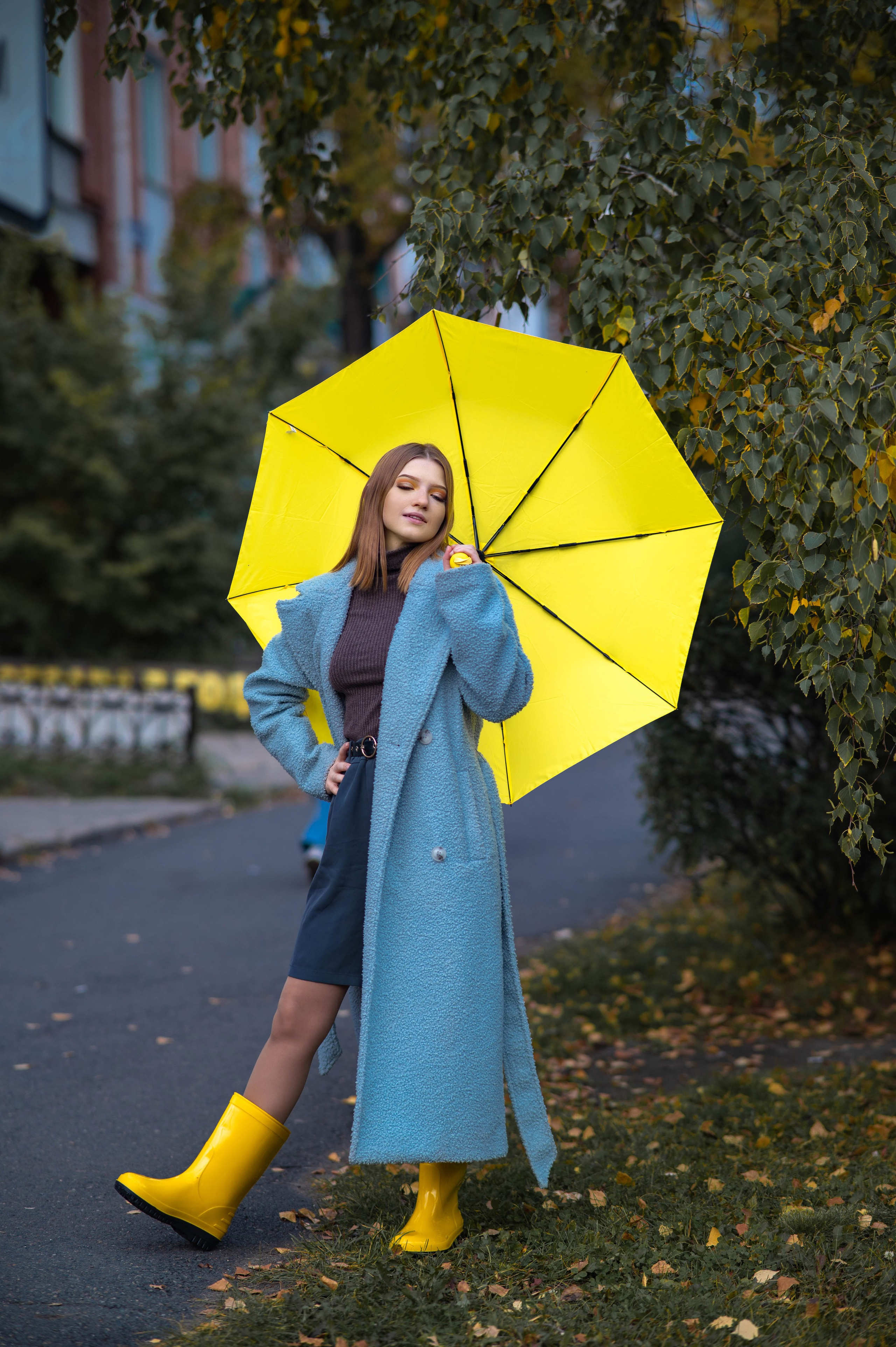 Осенняя индивидуальная съемка на фоне пожелтевших деревьев. Семейный и свадебный фотограф в Абакане Юлия Су