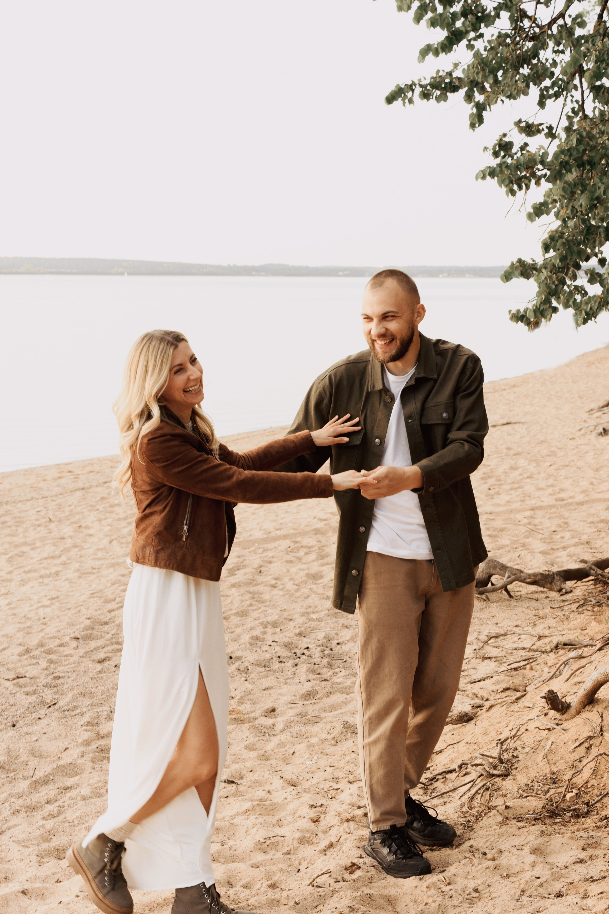 Весеннее тепло семьи на берегу Минского моря. Ваш семейный фотограф в Минске — Вика Трегубова