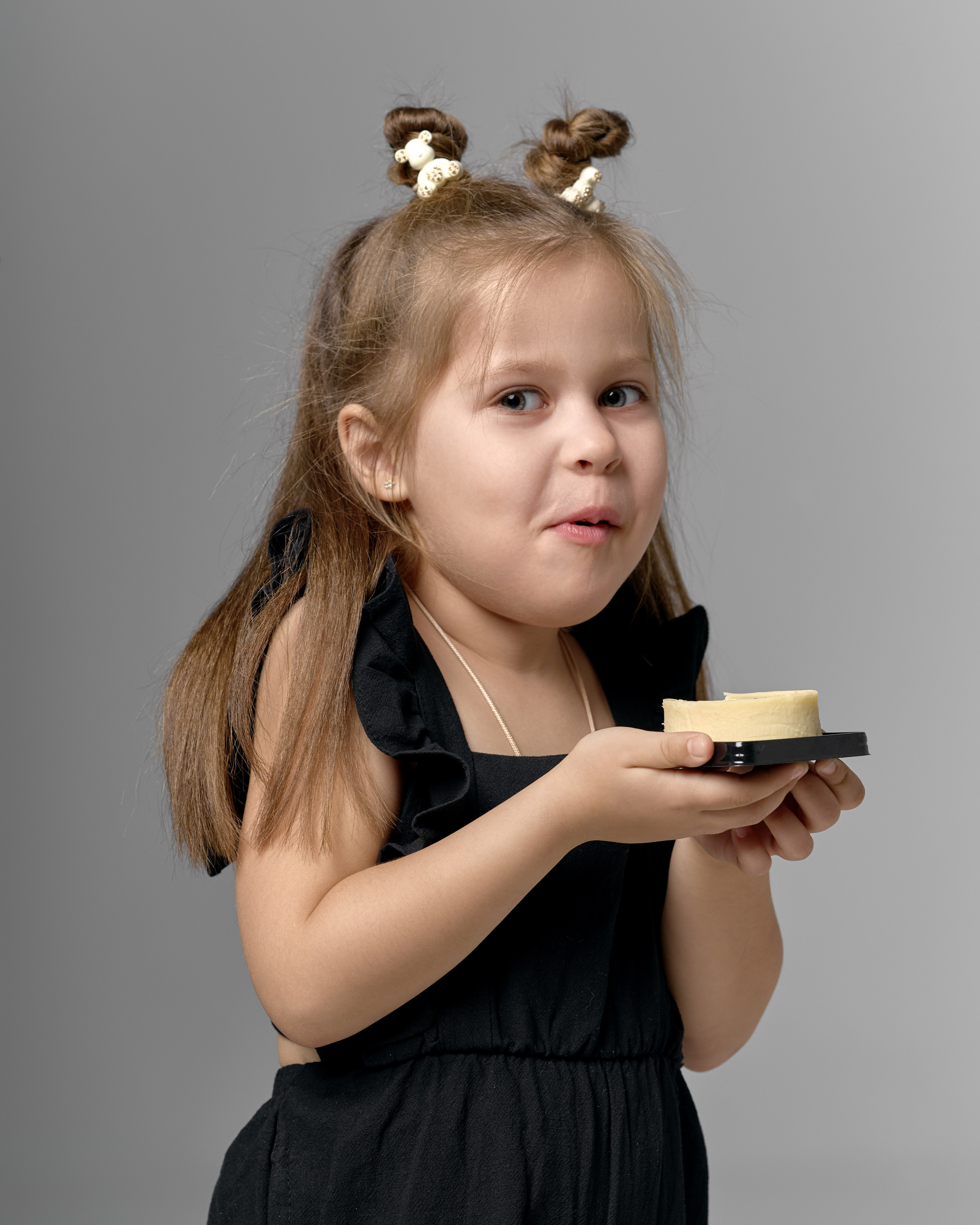 Семейная фотосессия в студии с импульсным светом