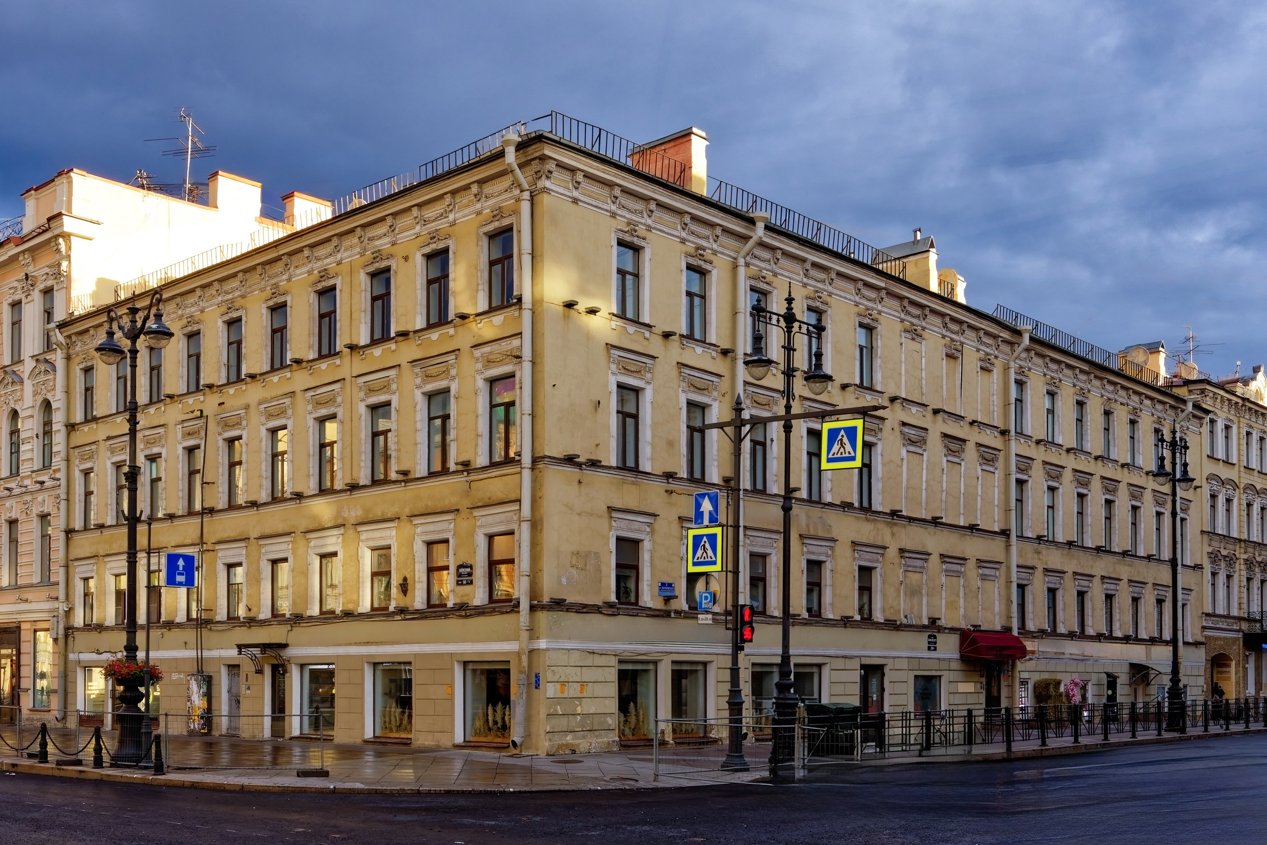 Санкт-Петербург, Невский проспект, дом 94.  Доходное владение Крюгеров, 1870 год. Архитектор Эдуард Федорович Крюгер. ОКНРЗ 7832588000