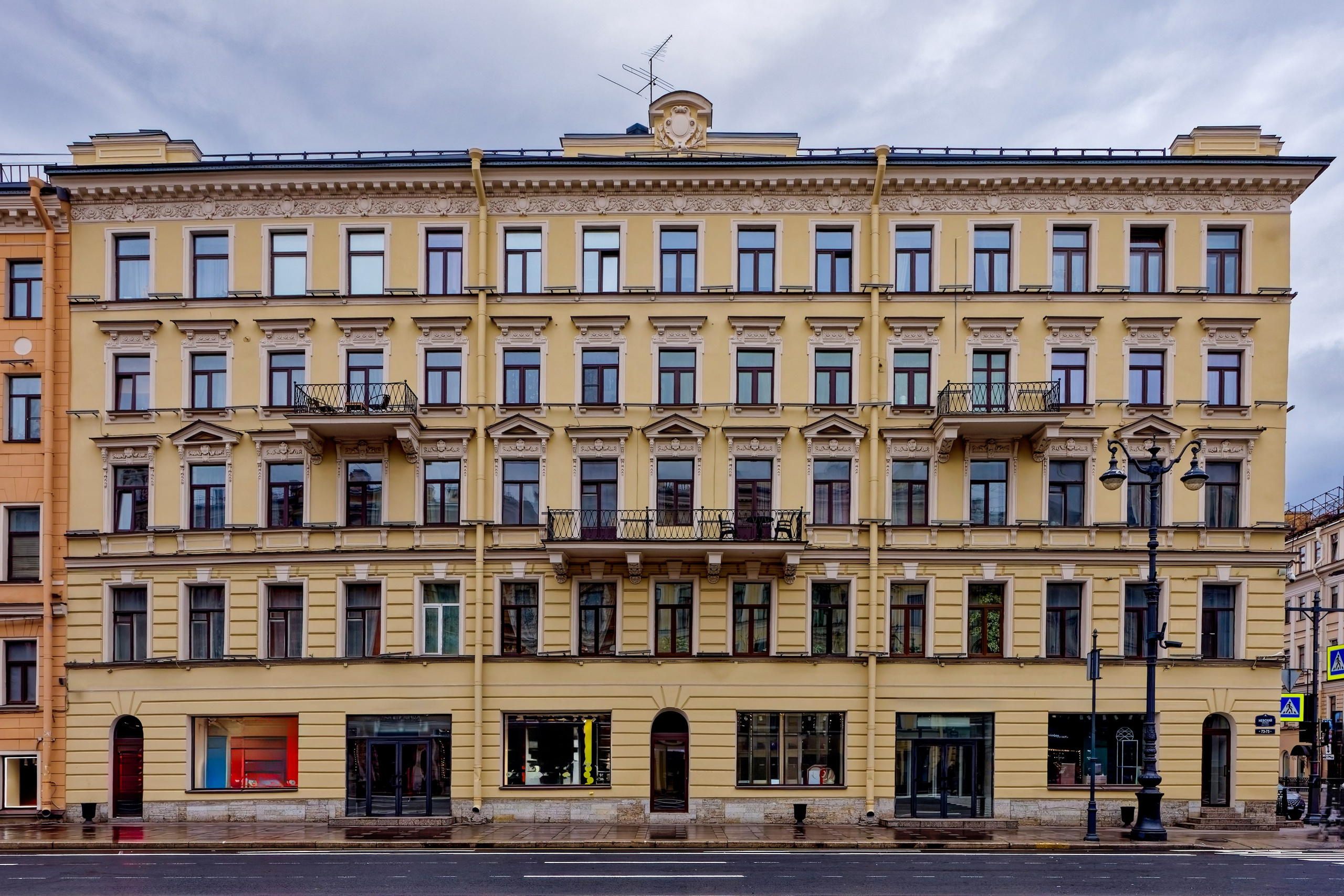 Санкт-Петербург, Невский проспект, дом 73 (улица Марата, дом 2). Училище при церкви святой Марии Магдалины (дом аптекаря Типмара), 1838 год. Архитектор Леонард Леонардович Шауфельбергер. ОКНРЗ 7832501000
